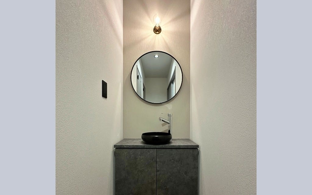 来客時にも使いやすい独立洗面。
シンプルなデザインが、空間全体をすっきりと見せます。