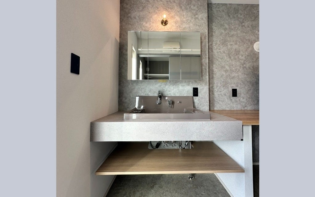 造作の洗面カウンターで、ホテルライクな雰囲気に。
デザイン性と使いやすさを兼ね備えた空間です。