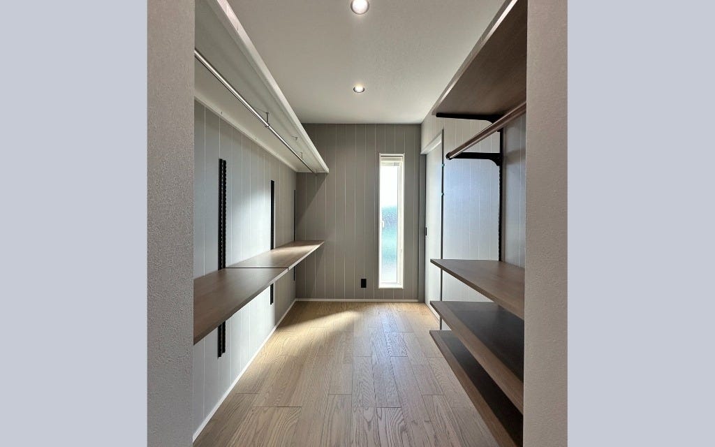 家族全員の衣類をまとめて収納できるウォークインクローゼット。
動線を短くし、家事のしやすさにも配慮しています。