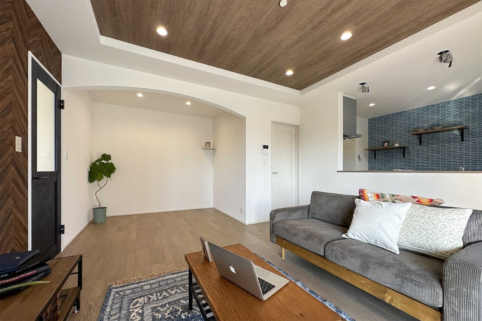 折り上げ天井になっているため、広く見せ開放感のあるお部屋に仕上がりました。