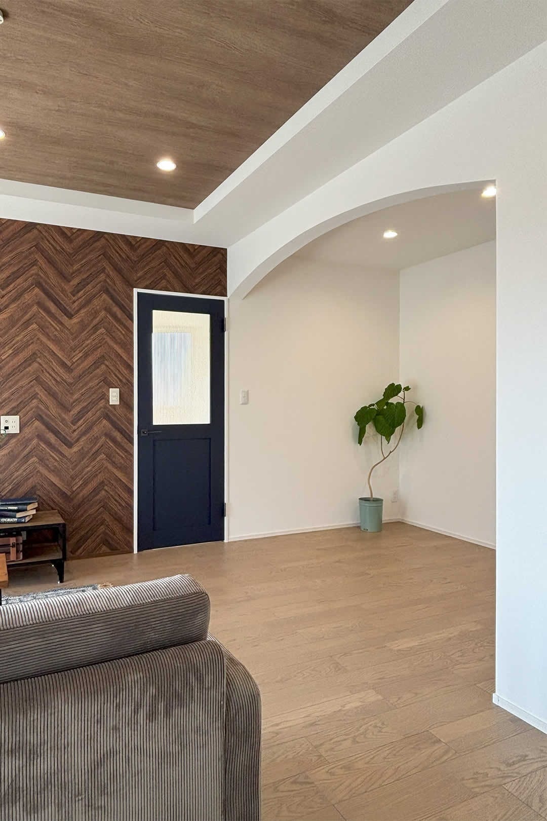 リビング西側壁面は、人気のヘリボーン柄のアクセントクロスを採用。ダークブラウンな色味が上質なインテリアを引き立たせてくれます。