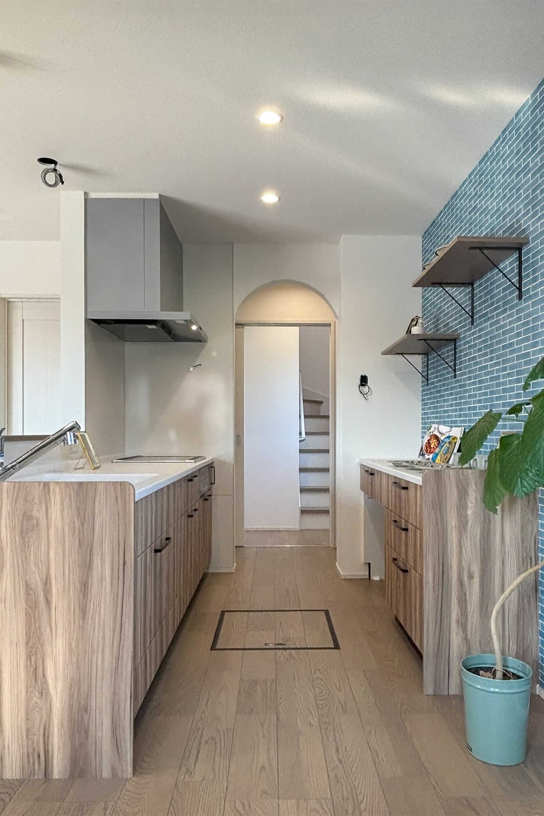 東壁面にはヴィンテージな青いタイルのクロスを。