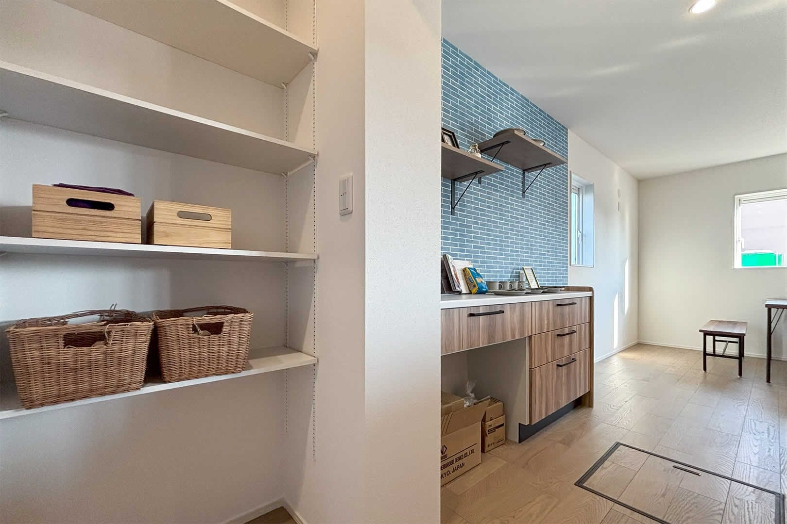 パントリーに冷蔵庫がおけるので、スマートなキッチンに。