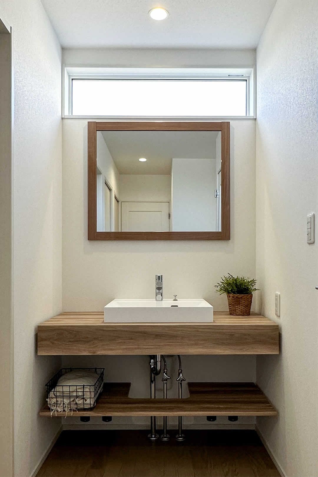 アイカ工業の洗面化粧台はスマートで快適な洗面空間を演出します。大きなミラーで準備もはかどります。