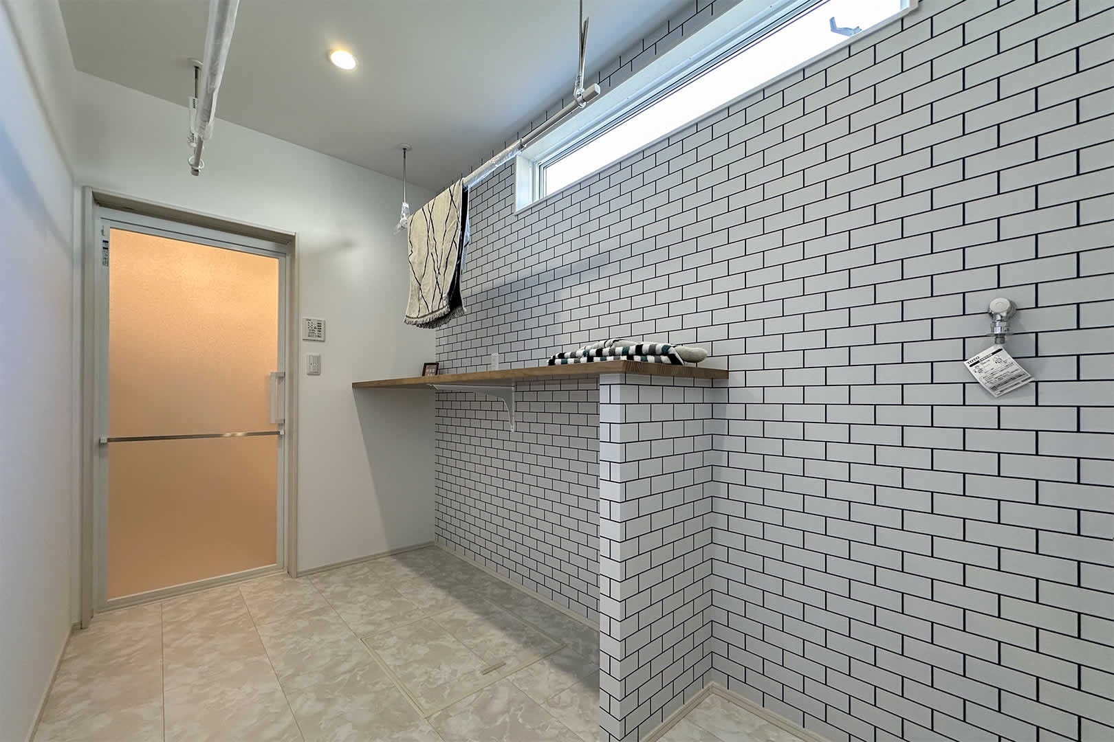 3.0帖のランドリールーム。洗面を分けて仕上げました。北壁面にはサブウェイタイルの壁紙でオシャレに。