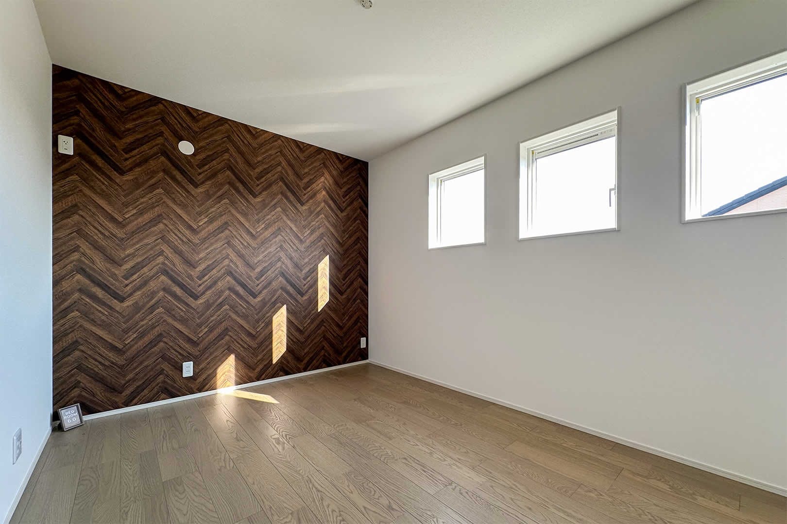 6.0帖に3.0帖のウォークインクローゼット。東壁面はヘリボーン柄のアクセントクロス。リビングと一緒でまとまりよく。