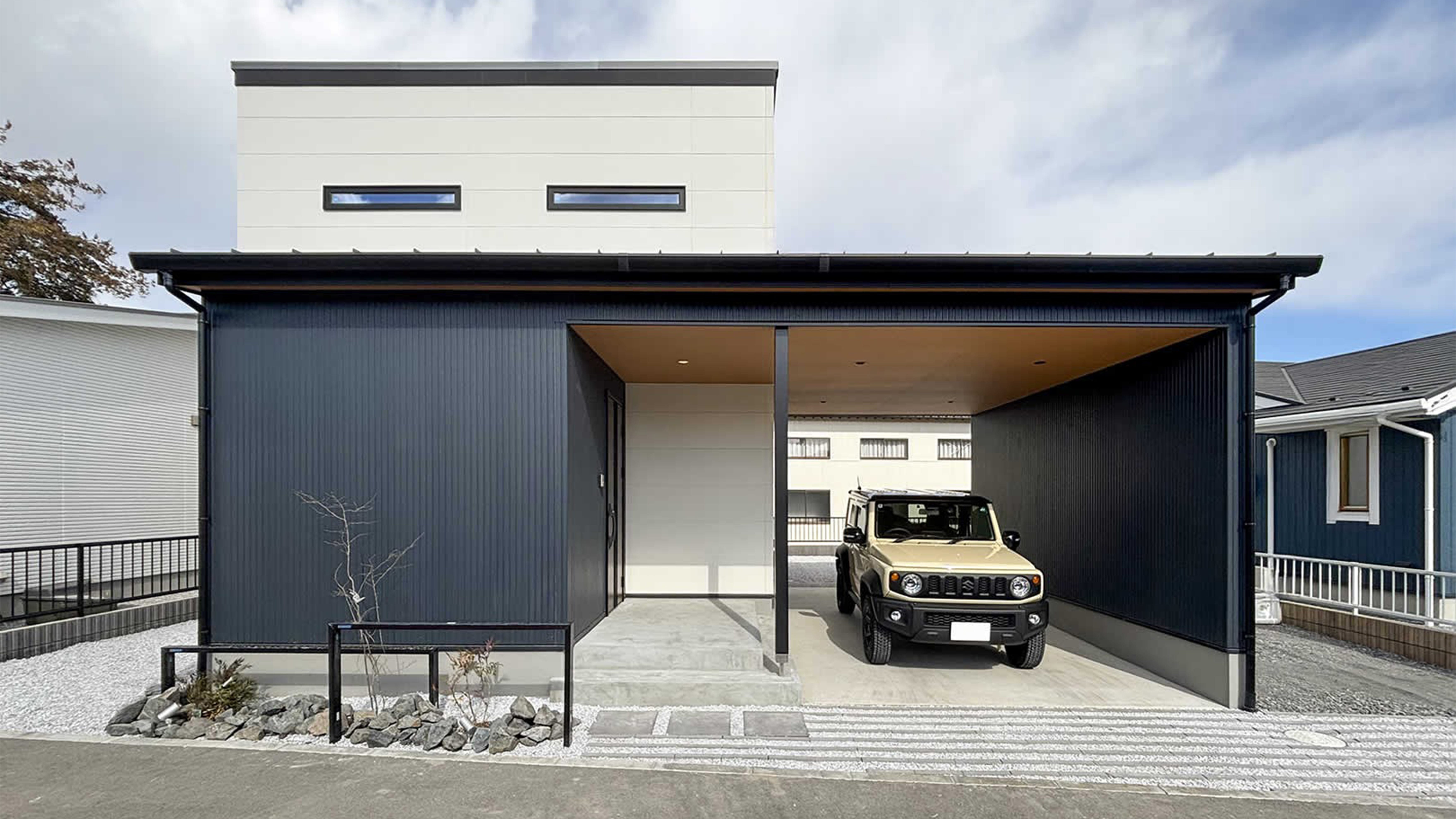 亀岡モデルハウス ビルトインガレージの家 (流行りの門型フレーム。黒と白をベースにガレージ天井を木目にしスタイリッシュなモダン住宅になりました。)