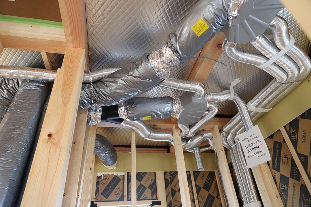 魔法瓶のような高い断熱性で 家の中の温度差が少なく、
６面体の一体化構造である強靭なモノコック構造で災害に強い