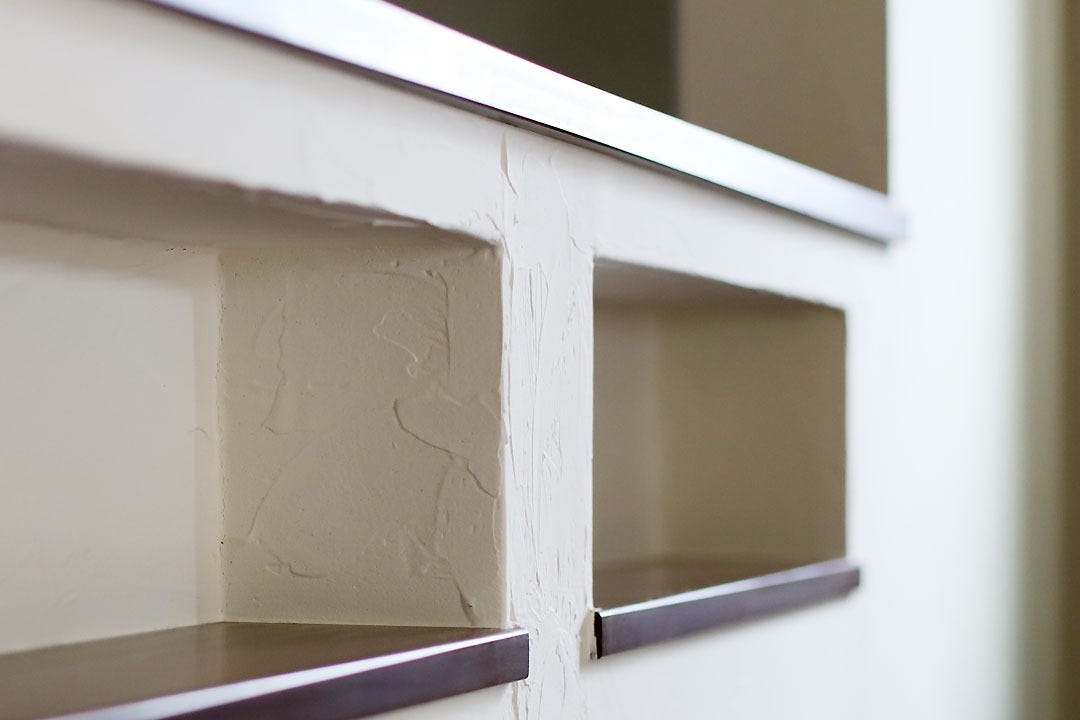 南欧風の可愛らしい外観と、調湿消臭効果のある塗り壁