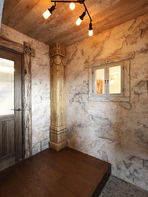 夢のある構成的な空間を演出するモルタル造形や造作建具