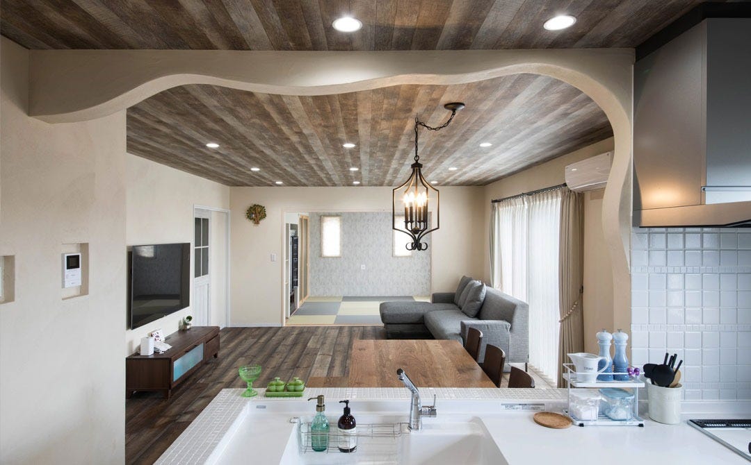 〇安心自身保証プレミアム
地震の揺れによる住宅の損害修理・建替の際の 補修費用を住宅の購入価格を上限に100%保証します！

あんしん地震保証プレミアムは地震が多い日本で「安心して住み続けられる家」を提供し みなさまの生活を守るために生まれた日本初の保証です。

本保証をご利用いただくことにより、 強靭な耐震構造に更なる安心をお約束することができます。

〇断熱性能UA値0.6以下
夏は涼しく冬はあたたかい、 快適に過ごせる構造体。
つくし工房ではZEH基準UA値0.6以下を標準仕様と定めています。
さらにリクシル「スーパーウォール」仕様のお家ではUA値0.46以下も可能です。

また断熱性能のZEH+（UA値0.5以下）やHEAT20 G1(UA値0.56以下)・G2(UA値0.46以下)基準に
そった断熱性能のお家作りにも対応いたします。

〇長期優良住宅
2009年に施行された「長期優良住宅の普及の促進に関する法律」によって定められた基準をクリアした 「長い間快適に暮らせる」住宅づくりを進めています。

優れた耐震性や劣化対策、維持管理のしやすさや間取りの可変性（ライフスタイルに合わせた間取りの変更のしやすさ）、 省エネルギー性やバリアフリー性等の厳しい基準をクリアした住宅となります。

また、所得税や固定資産税等の税金面での優遇、住宅ローン控除、フラット35sの金利優遇のメリットなどがあります。

〇ZEH ready（ゼッチレディ）
冬の暖房や夏の冷房の効きがよく、効果が長続きする為の断熱性能を ZEH基準「UA値0.6以下」での家づくりを行っております。 また空調・給湯・換気などを高効率の設備を導入と併せてさらなる省エネを実現します。

経済産業省では、2020年までに建築する注文戸建住宅の過半数でZEHを実現することを目標にしています。 つくし工房ではそのZEH基準の断熱・省エネ性能を実現した「ZEH Ready」施工を標準と定め、 さらに創エネ「太陽光発電」を完備したZEH（ゼッチ）・Nearly ZEH（ニアリーゼッチ）仕様の施工にも対応いたします。