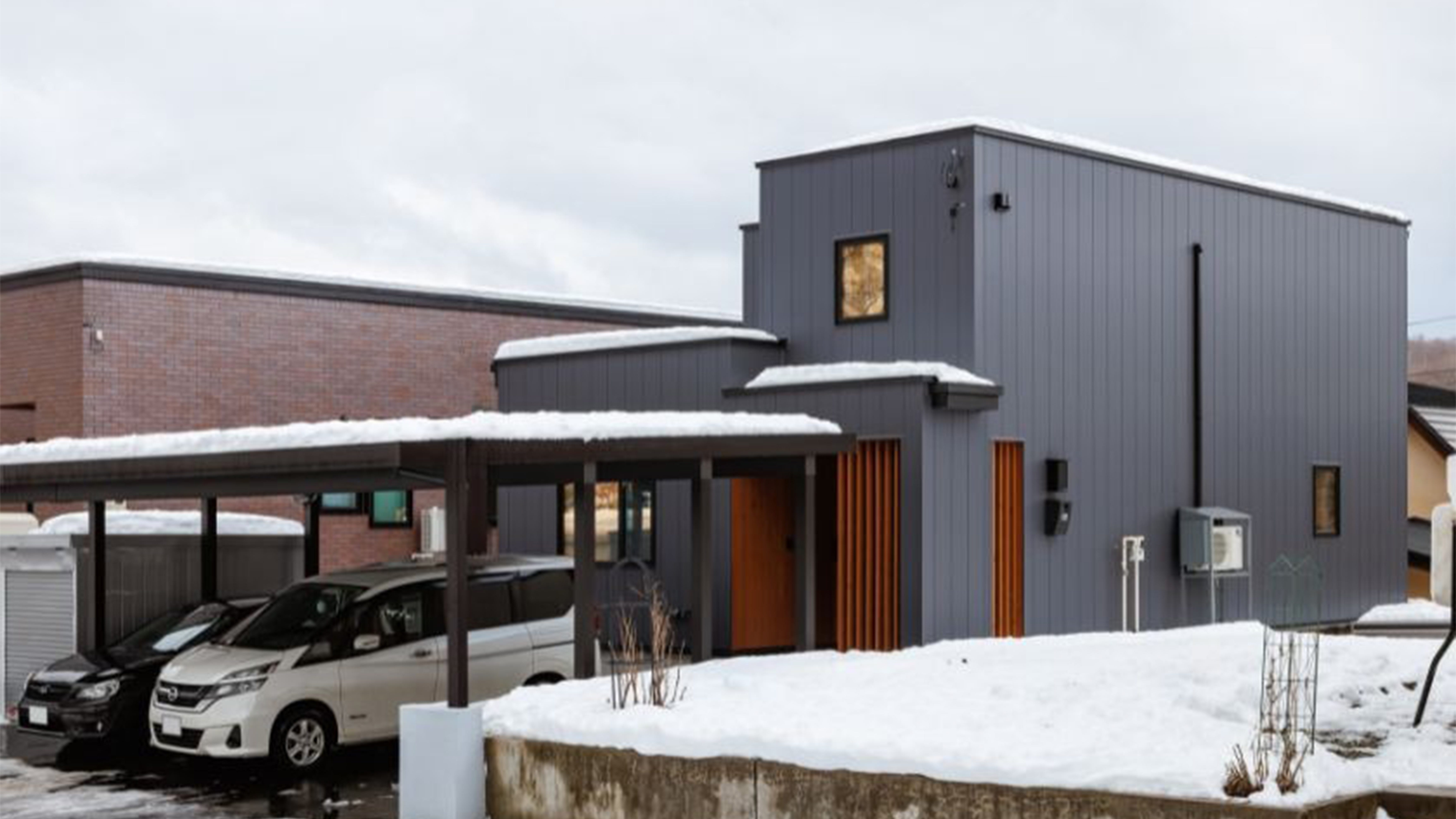 木のぬくもりと回遊動線で叶えた、ふたりの“おうち時間を楽しむ暮らし” (一棟の家が完成するまでには、そのご家族だけの物語があります。
「悩んだこと」「迷ったこと」「よかったこと」—実際に住んでいる方の言葉は、いま家づくりを考えている誰かの背中をそっと押してくれるはず。

今回お話を伺ったのは、札幌市南区にお住まいのご夫婦。
以前は近くの賃貸に暮らしていたおふたりが、土地探しからじっくりと時間をかけてたどり着いたのは、木の心地よさと、暮らしやすい動線が溶け合う住まいでした。)