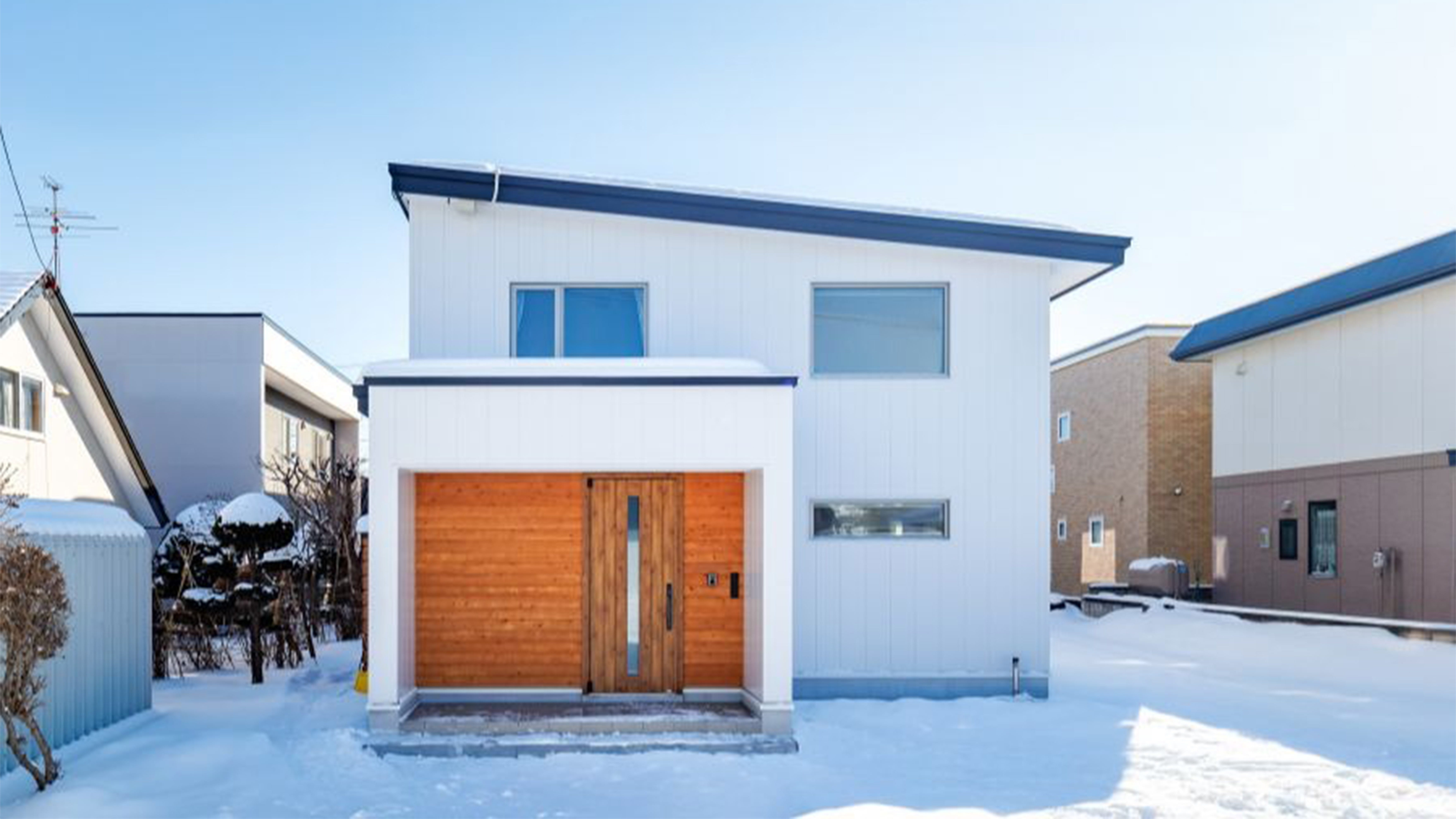 時間をかけて出会った理想の土地で高断熱・高気密の性能を備えた、安心して暮らせる住まいになりました (家づくりは、単なる建物を建てることではなく、“暮らし”を描き、育てていくこと。
I様ご家族は、2年の歳月をかけて土地と出会い、暮らしやすさと住宅性能の両立を目指して、一歩一歩丁寧に家づくりを進めてこられました。
子どもたちがのびのび過ごせる間取り、毎日の家事を支える動線、そして冬でもあたたかく快適な室内環境…。
家族みんなが帰ってきた瞬間にほっと感じられる理想の住まいが、こうしてかたちになりました。

今回は、I様邸を訪れ、ご家族が実現した“後悔のない家づくり”の物語をじっくり伺ってきました。
そのひとつひとつの選択と想いを、どうぞご覧ください。)