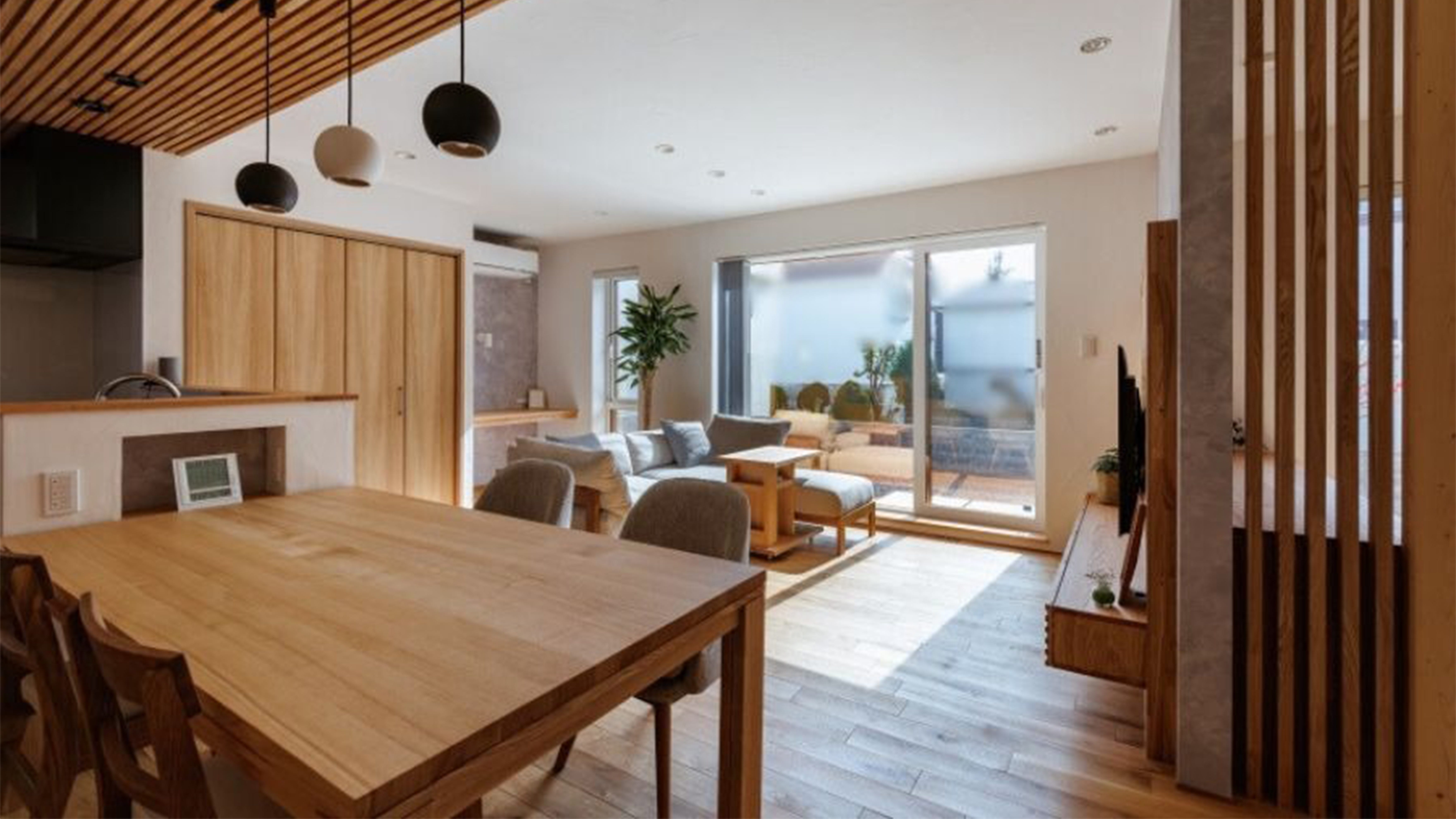 十分に検討を重ね作り上げた、これからを共に歩む平屋。 (一棟の家が完成するまでには,そのお客さまだけの物語があります。
「家づくりの過程の中で悩んだこと、心配だったこと、嬉しかったこと、よかったこと…　実際に家を建てて住んでいる方の物語は、見えない誰かの参考になるはず。」―こんな思いから、実際にキクザワで家を建てたお客様のおうちを訪問させてだき、お客さまだけの家作りのストーリーをじっくりと伺うこの企画！
今回インタビューさせていただいたのは、札幌市南区の豊かな自然の中、ご夫婦での終の棲家となる平屋を立てられたT様邸です。
ご家族の家づくり、お店づくりに込められた思いとはどんなものだったのでしょうか？)