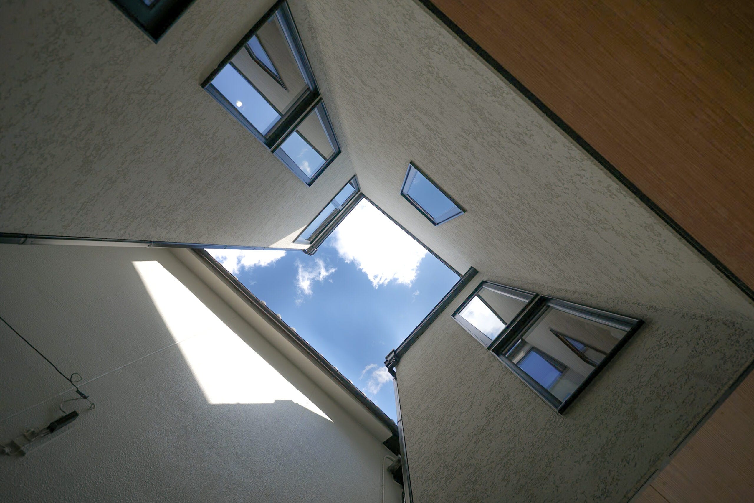 車庫の上は吹抜けに。各階に設けた窓から、風はもちろん部屋の奥まで光を届ける事が出来ます。実は家族の絆も繋ぐ大事な空間です。