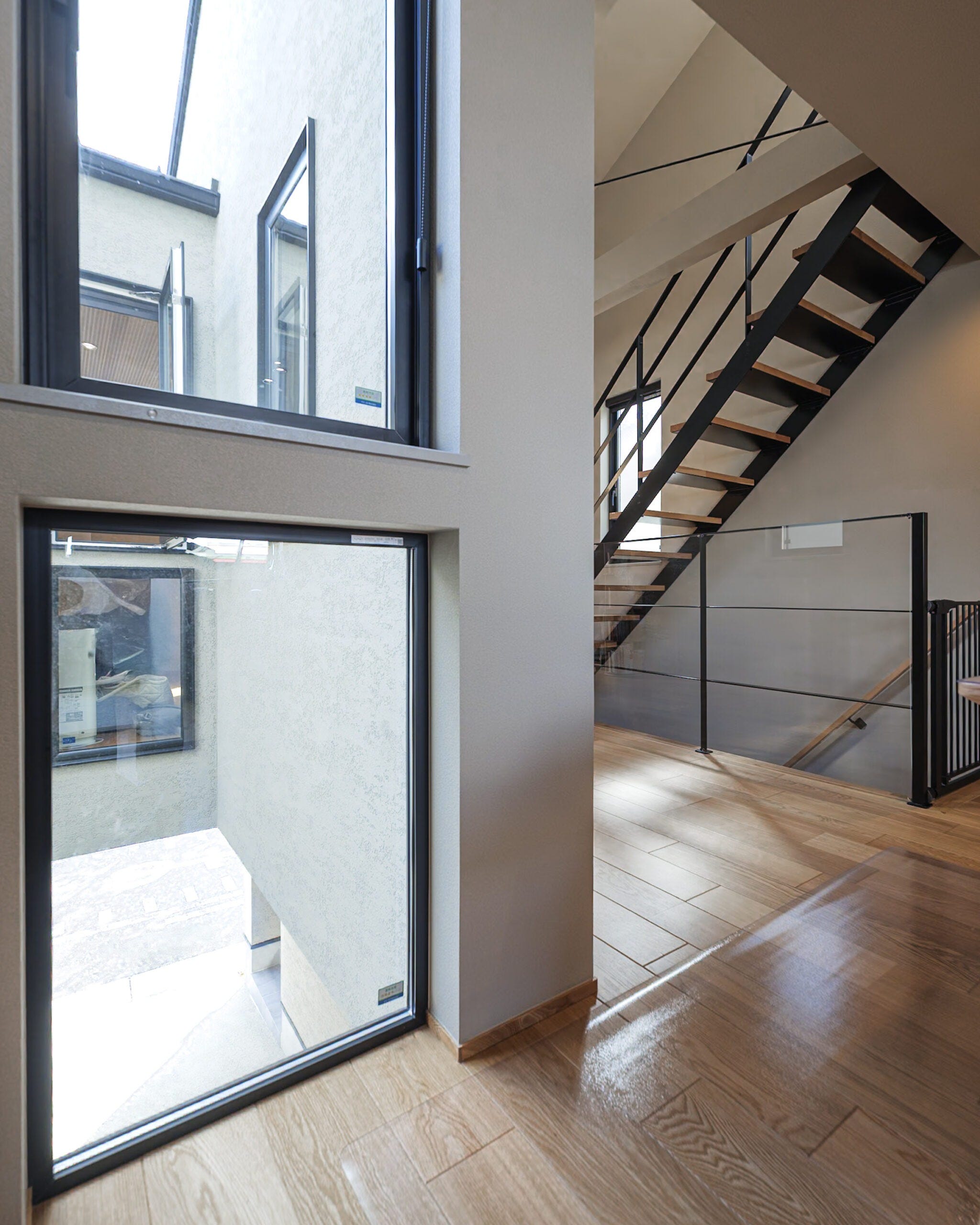 1階のガレージが見渡せる窓は、家族の帰りを一番に教えてくれる特別な空間。車がガレージに入ると、こちらの窓にお子様があつまり、『いってきます』と『ただいま』が聞こえてくる素敵な風景。