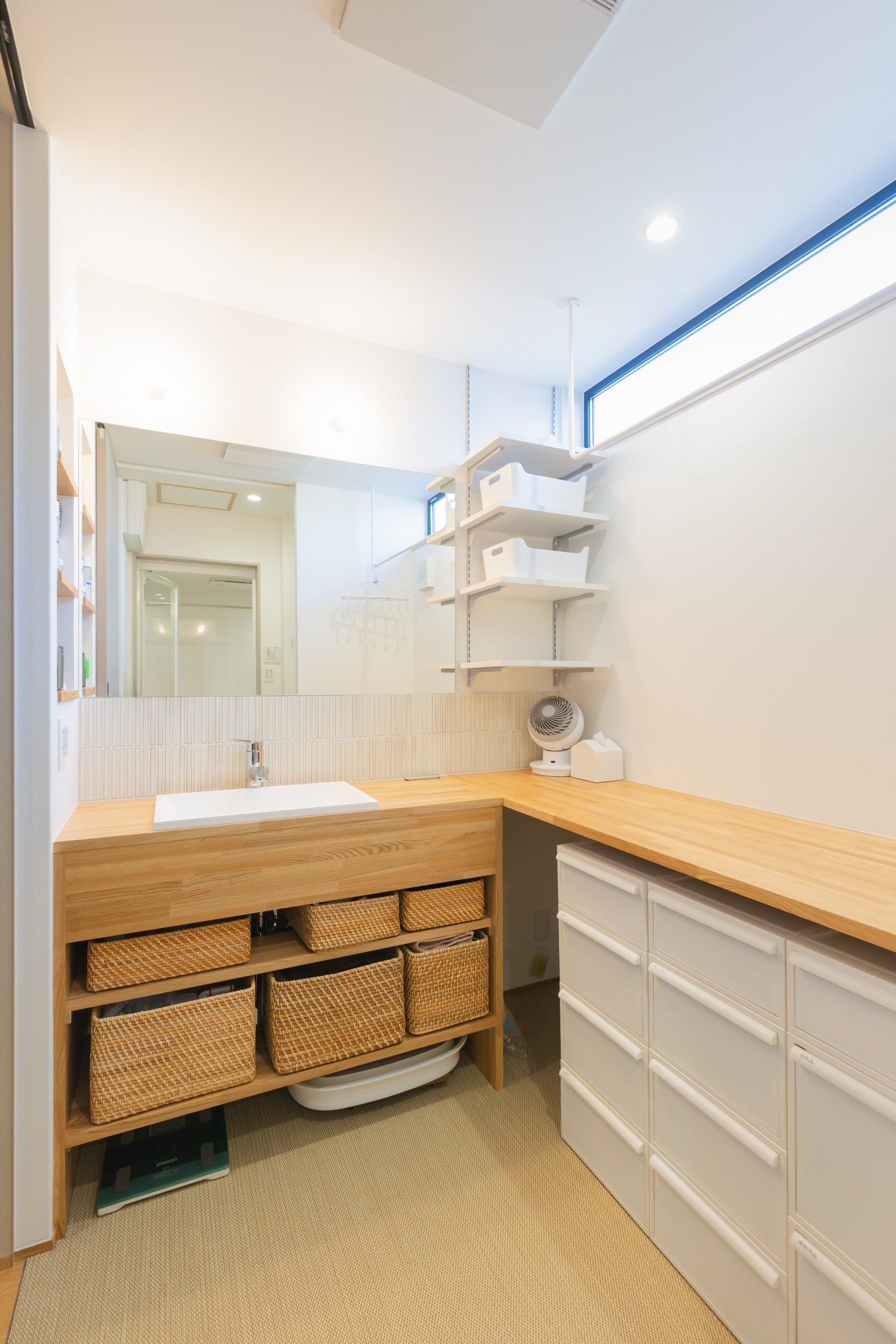 家事も身支度もスムーズに たっぷりの作業スペースと収納を備えた、使いやすさ重視の洗面室。明るい光が差し込む中で、日々の暮らしが心地よく整います。