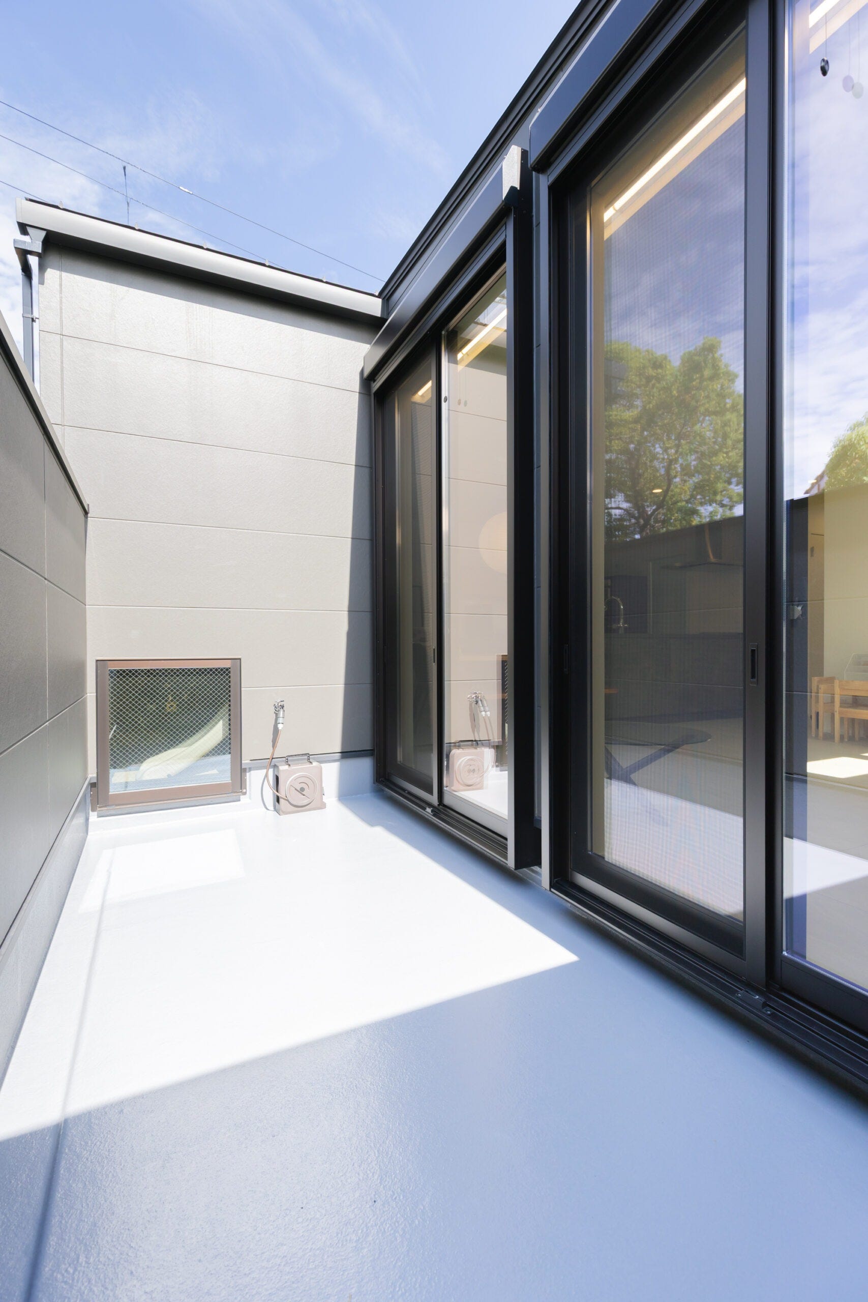 リビングから続く広々バルコニーは、プライバシーを守りつつお子様と遊ぶ空間として設計。季節ごとにプールやアウトドアなど、楽しみ方は無限大。夜風にあたりながら過ごすひとときも一日の疲れを癒します。