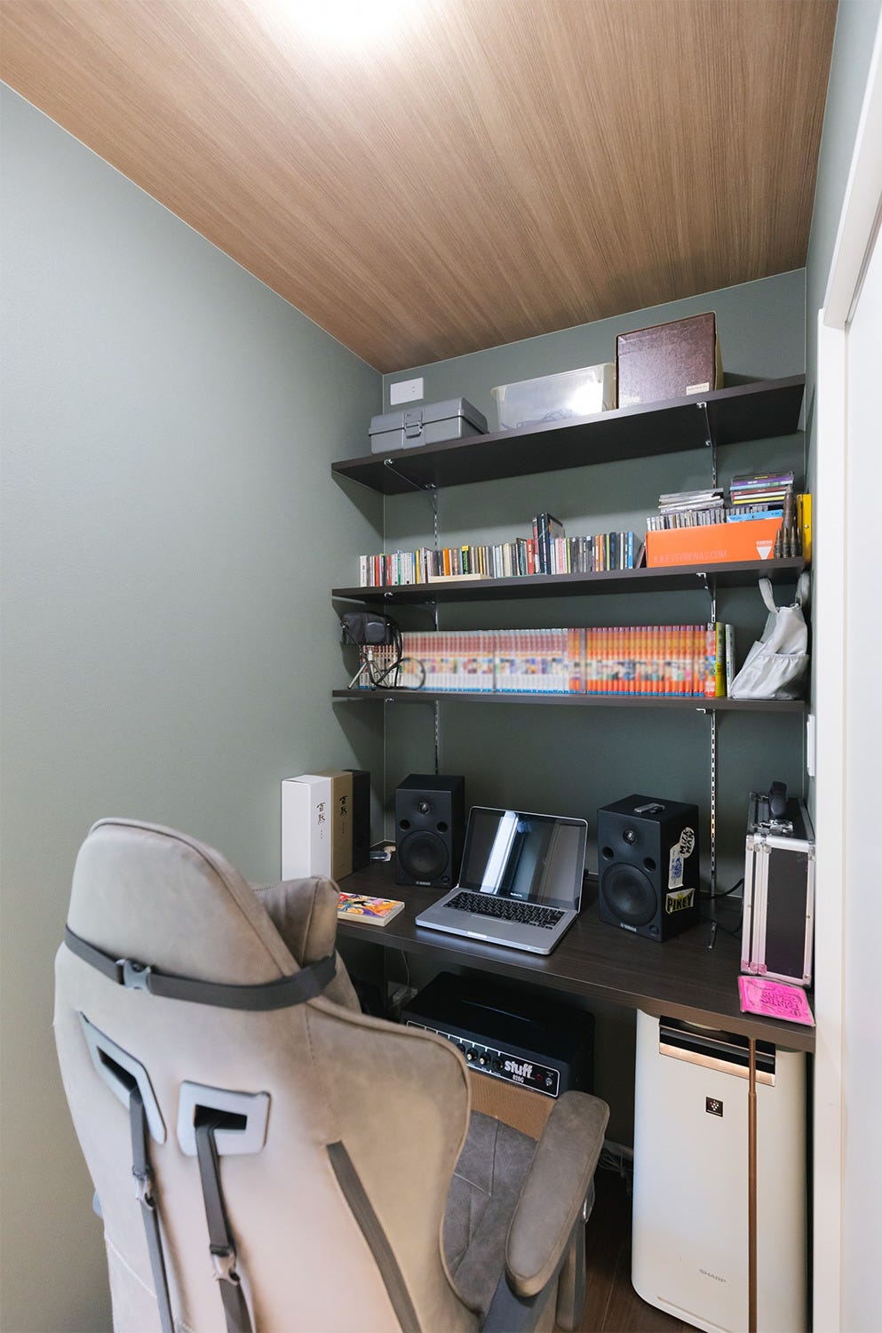 天井の木目が映えるシックで大人な書斎に仕上がりました。暗めの壁紙や正面に設置されたブラックの造作棚、お施主様のこだわりが感じられます。