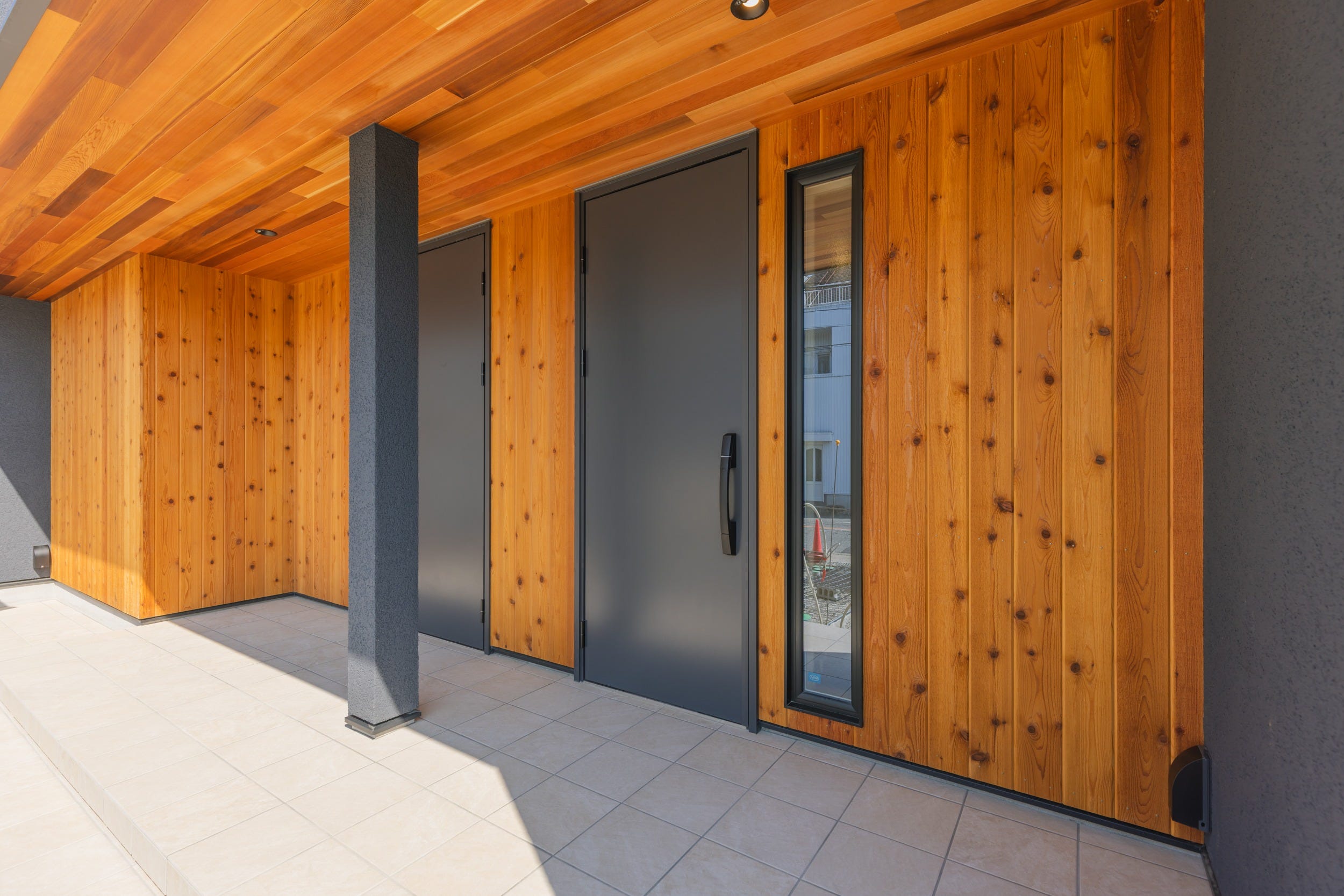 お施主様こだわりの“3枚扉”が和室を彩り、畳の良い香りを横目にして子世帯側と繋がる中庭は採光もしっかりと取れるので、まさに2世帯住宅の教科書の様な間取りに注目です!