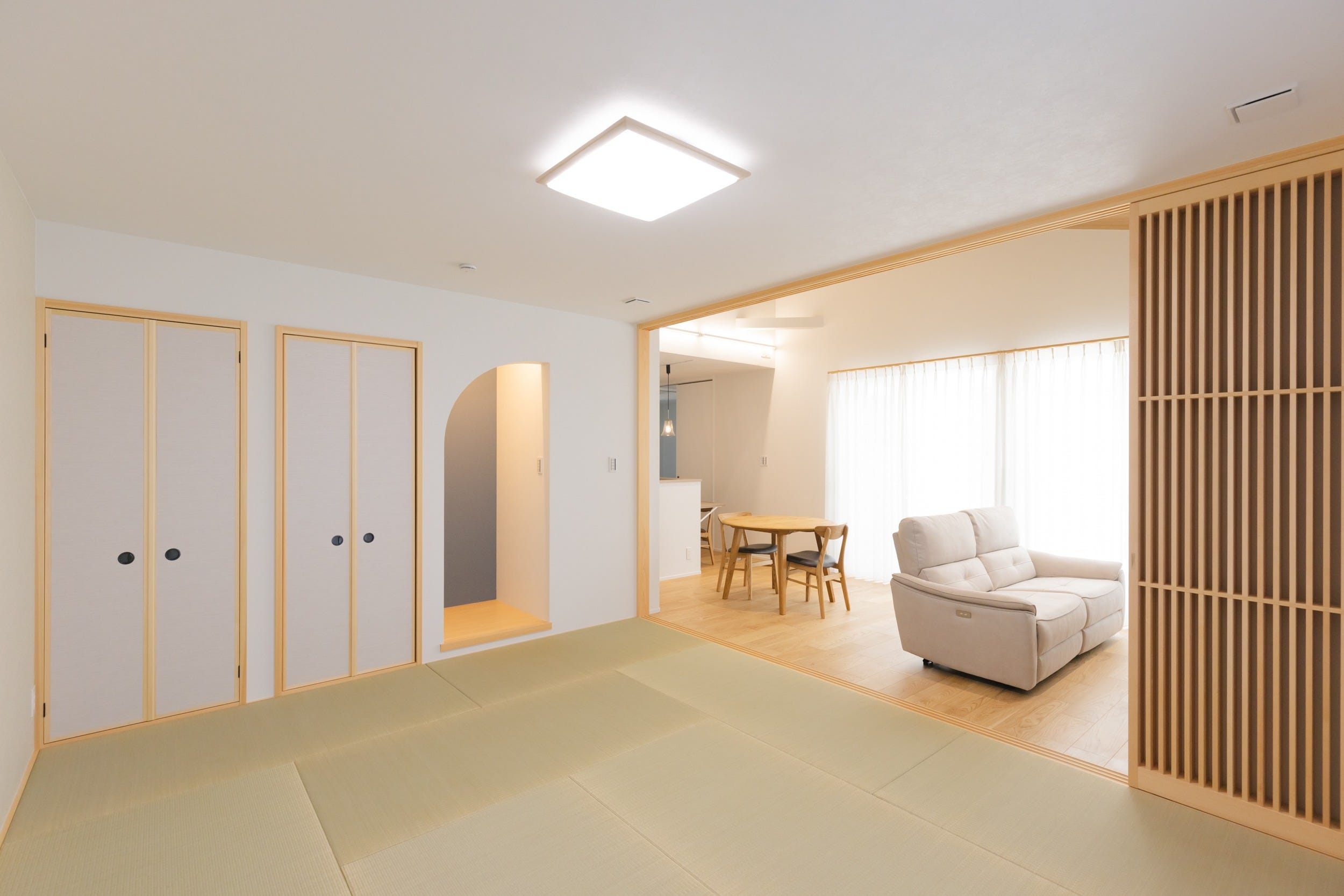 親世帯様こだわりの和室には、緩やかなアーチが特徴的な「床の間」。掛け軸をかけたり、花瓶などを置いて楽しむ。お客様が集まって楽しく過ごせそう。