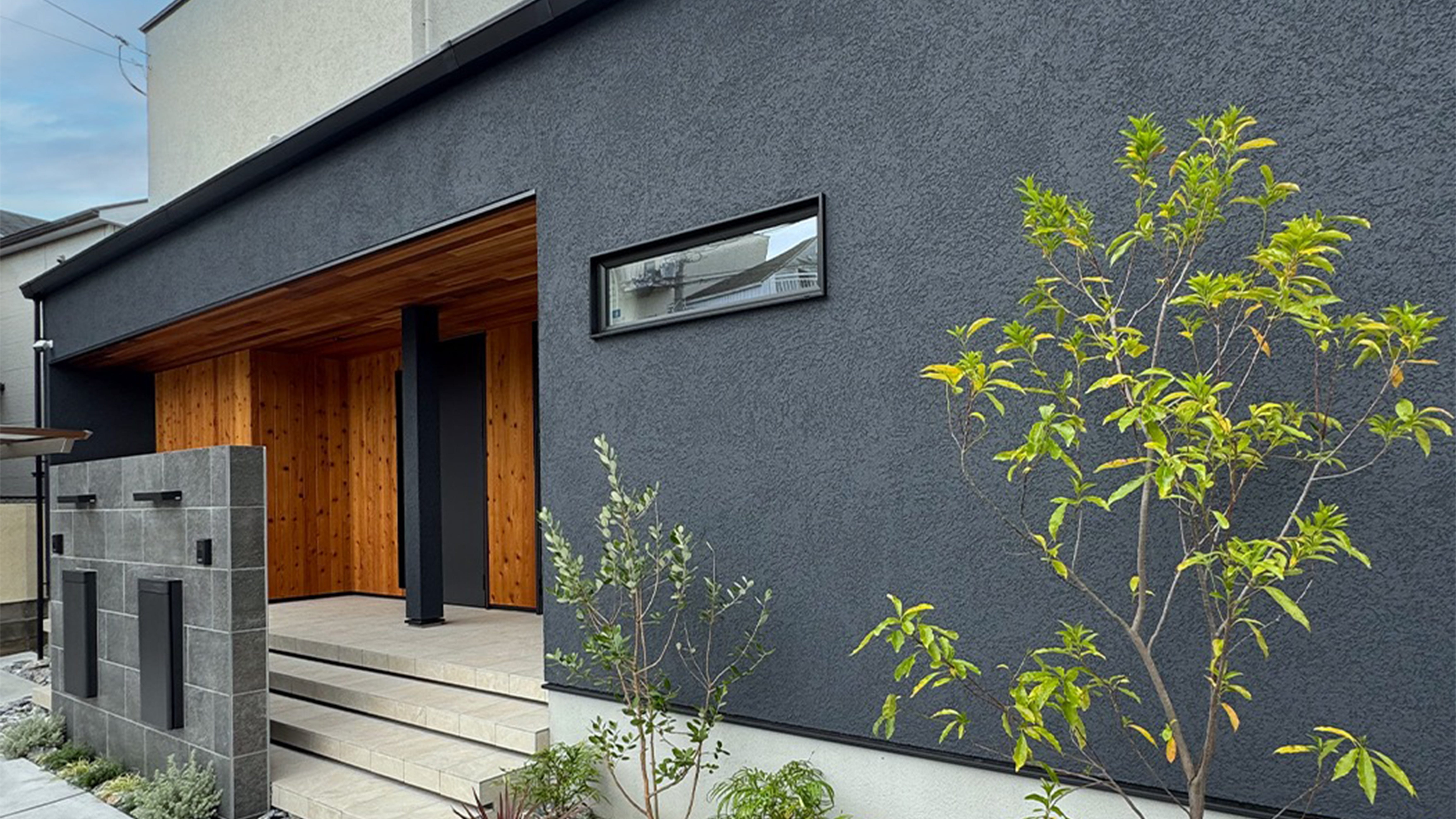 そっと支え合える距離が、家族をもっと近づける。（二世帯住宅 親世帯様編） (二世帯住宅では玄関を二つ設置するのがマスト。外観にマッチするように柱のカラーと同色を選択。YKKAPで新色の『ディープグレイ』カラーは外観に溶け込むような、今トレンドのカラーです。)