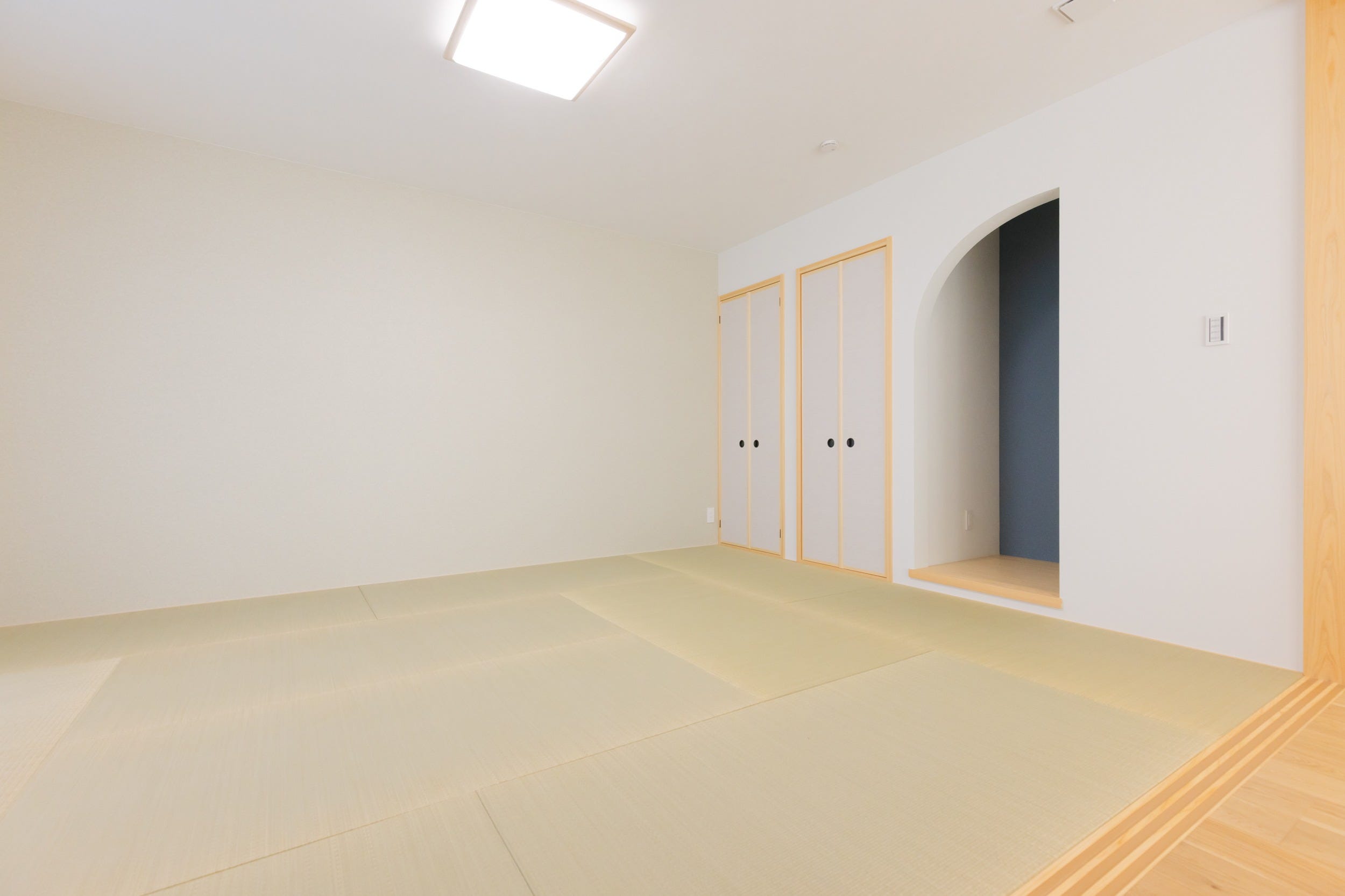 大きく広々とした和室が希望だったお施主様の御要望で、とても過ごしやすく開放的な空間になりました。仏間には「軸回し」の扉を採用し、観音開きで扉が開いた状態でも邪魔にならない仕様。スライドして格納することが可能。