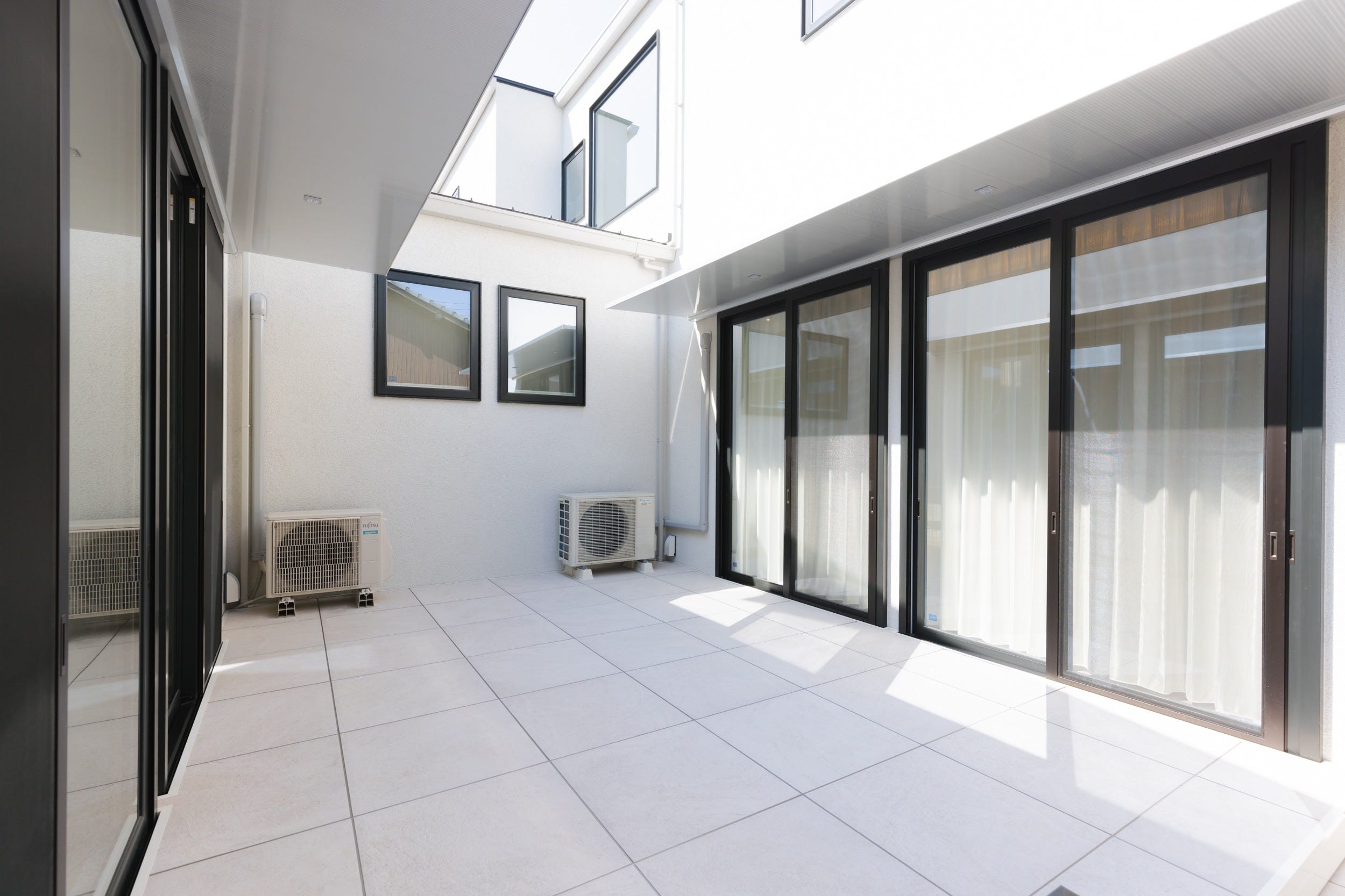 子世帯様側と繋がるタイルデッキには両側に大きな窓を配置してお互いの気配を少しでも感じられる安心感を。二世帯住宅ならではのこだわりの間取りとなりました。