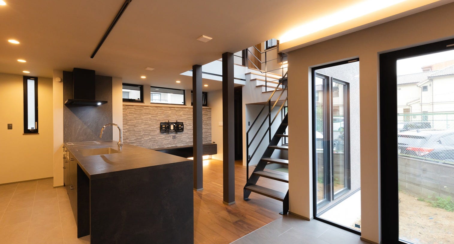 デザインは、家づくりに欠かせない要素の一つです。快適な暮らしのためにはおしゃれなデザインだけでなくお住まい後もメンテナンスなどがしやすい材質や建材を積極的に使用していること、また土地の形や敷地の特徴、高低差などを活かしたお家の配置やお家の形状、家族のライフスタイルに考慮した間取り、ずっと住み続けても飽きの来ないデザイン性などが求められます。

当社のデザイン力は「建築家といっしょに家づくりを行えること」です。高い技術と豊かな経験を持つ建築家が優れたヒアリングを行い、ご家族1人1人の要望を汲み取ってデザインしていきます。