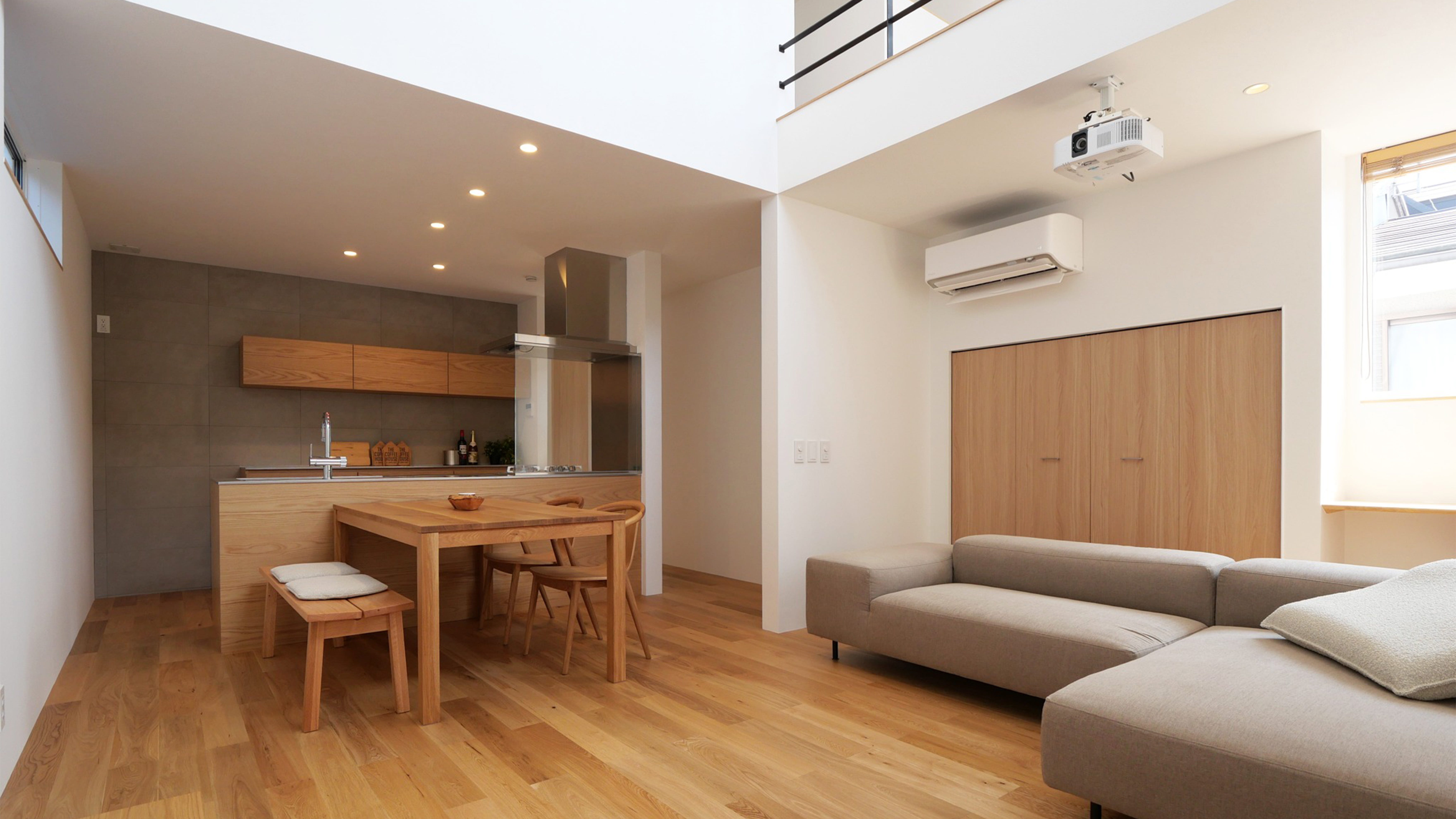 狭小地でも広々と過ごす。吹抜けで大きなスクリーンを楽しむ住まい (狭小地で大きく開くのが難しい土地での家づくりご計画。
リビング上に作った吹抜けの大きな窓から光を取り入れ、視線は遮りつつ明るい住まいを叶えました。
またその吹抜け越しの壁を使い、プロジェクターで映した大きな画面で趣味のサッカー観賞を楽しんで頂くご提案。
二階で観る人、三階のホールから観る人。
友達、家族皆で楽しめる住まいとなりました。)