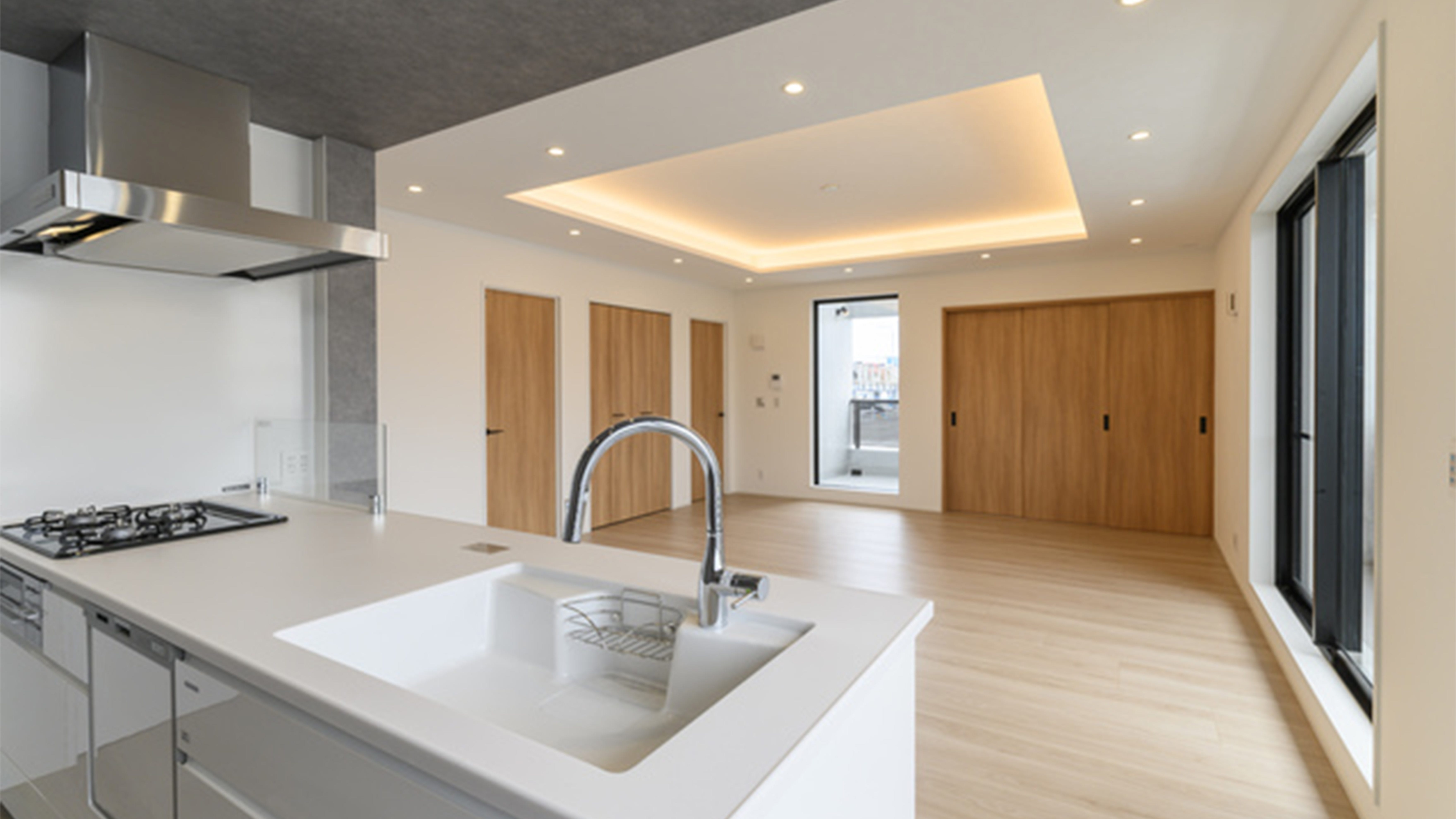 ［沖縄県宜野湾］陽だまりのリビング、心和む和室。家族の毎日がここにある。 (　　　)