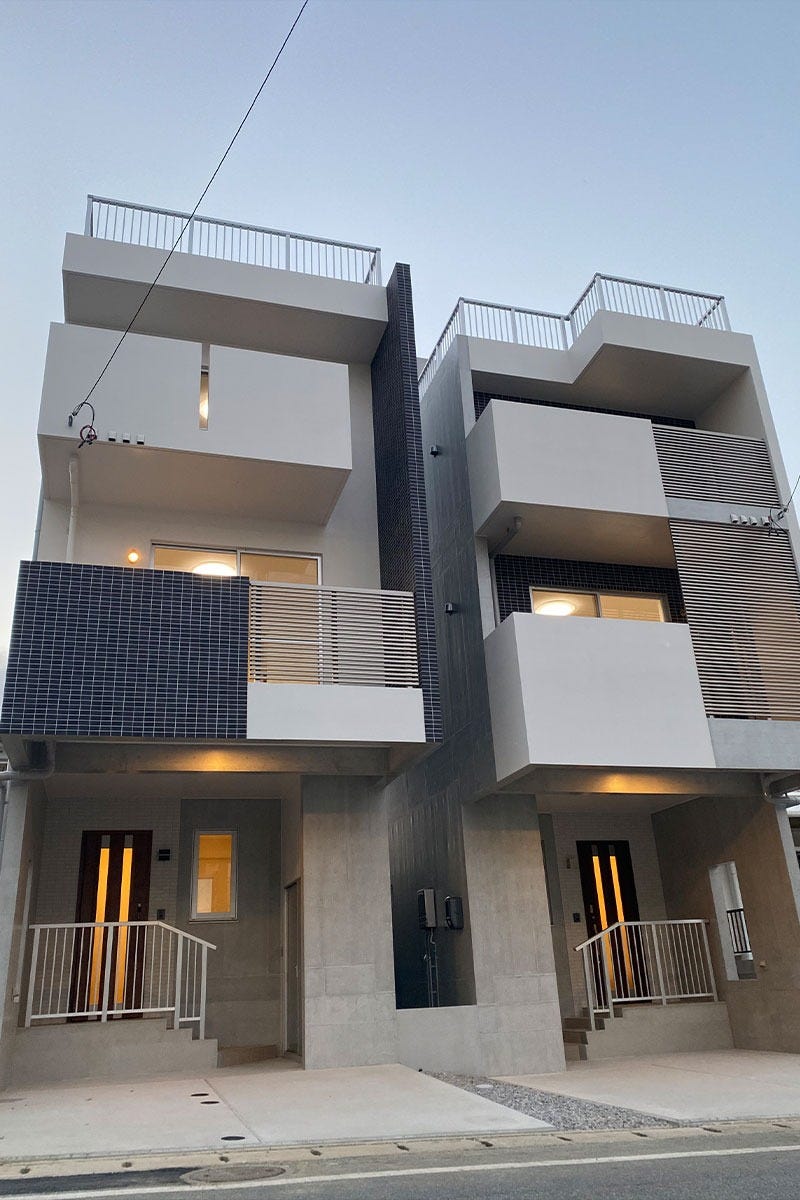 RC住宅が必然の地、沖縄で。より強く、より美しく、環境にも優しく。そしてなにより安価な、新しい住まいを。

その期待に私たちは、RC-Z工法という最適解でお応えします。

次代へ、その先へ。受け継がれる新しい価値を創出することが、私たちRCワークスの使命です。