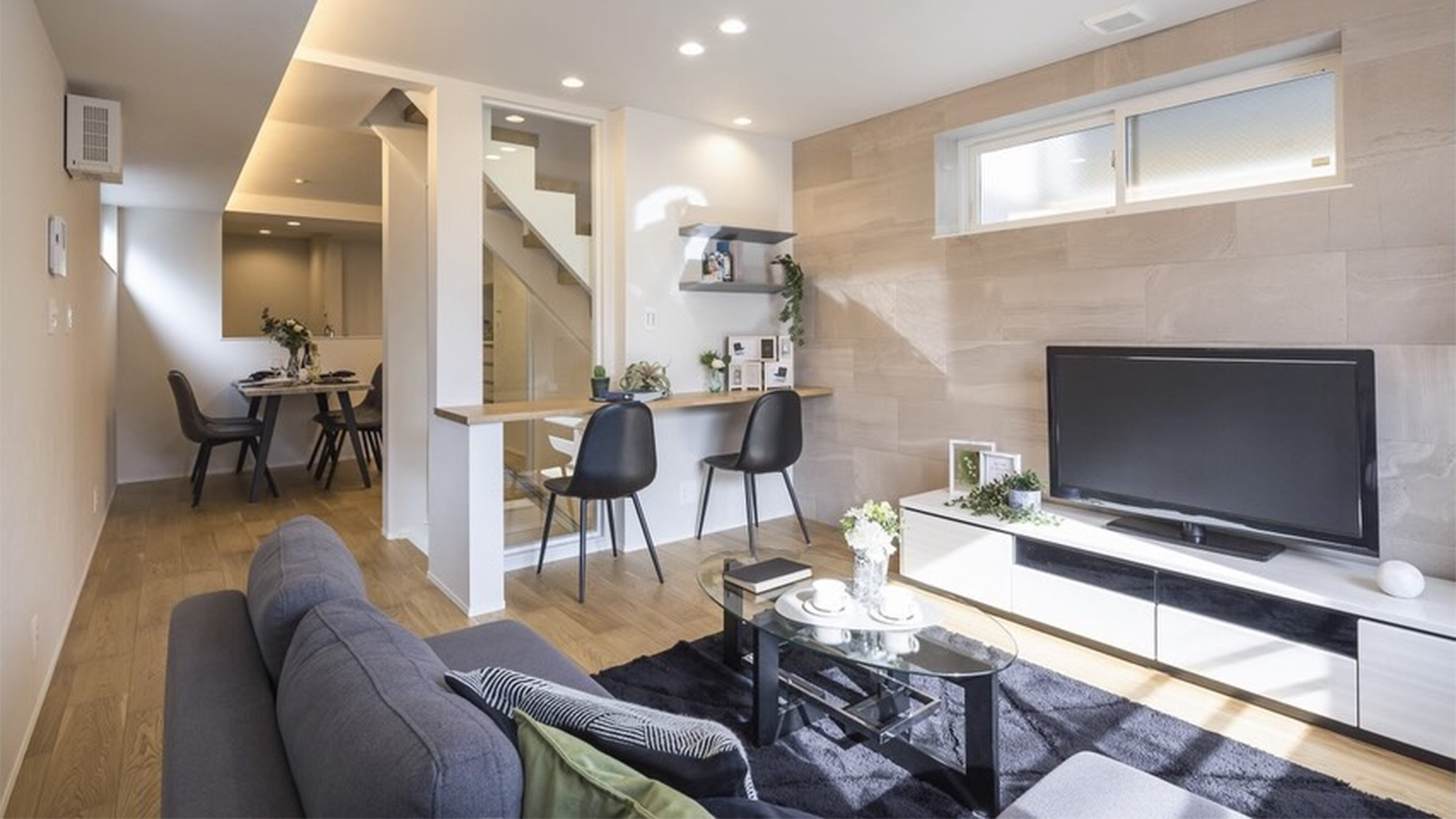 ソアヴィータ大岡山Ⅸ (収納豊かな玄関や明るく風通しの良い広々としたランドリー、家具配置を意識した間取りなど、家族の暮らしに“ゆとり”をもたらす工夫を随所に凝らしました。
控えめでありながら深みを感じる「奥ゆかしさ」を奏でる家が誕生しました。

室内全体が温度差の少ない『全館空調システム＆熱交換換気』を採用。
夏場も冬場も玄関に入った瞬間から、心地よい温室環境を実現しています。)