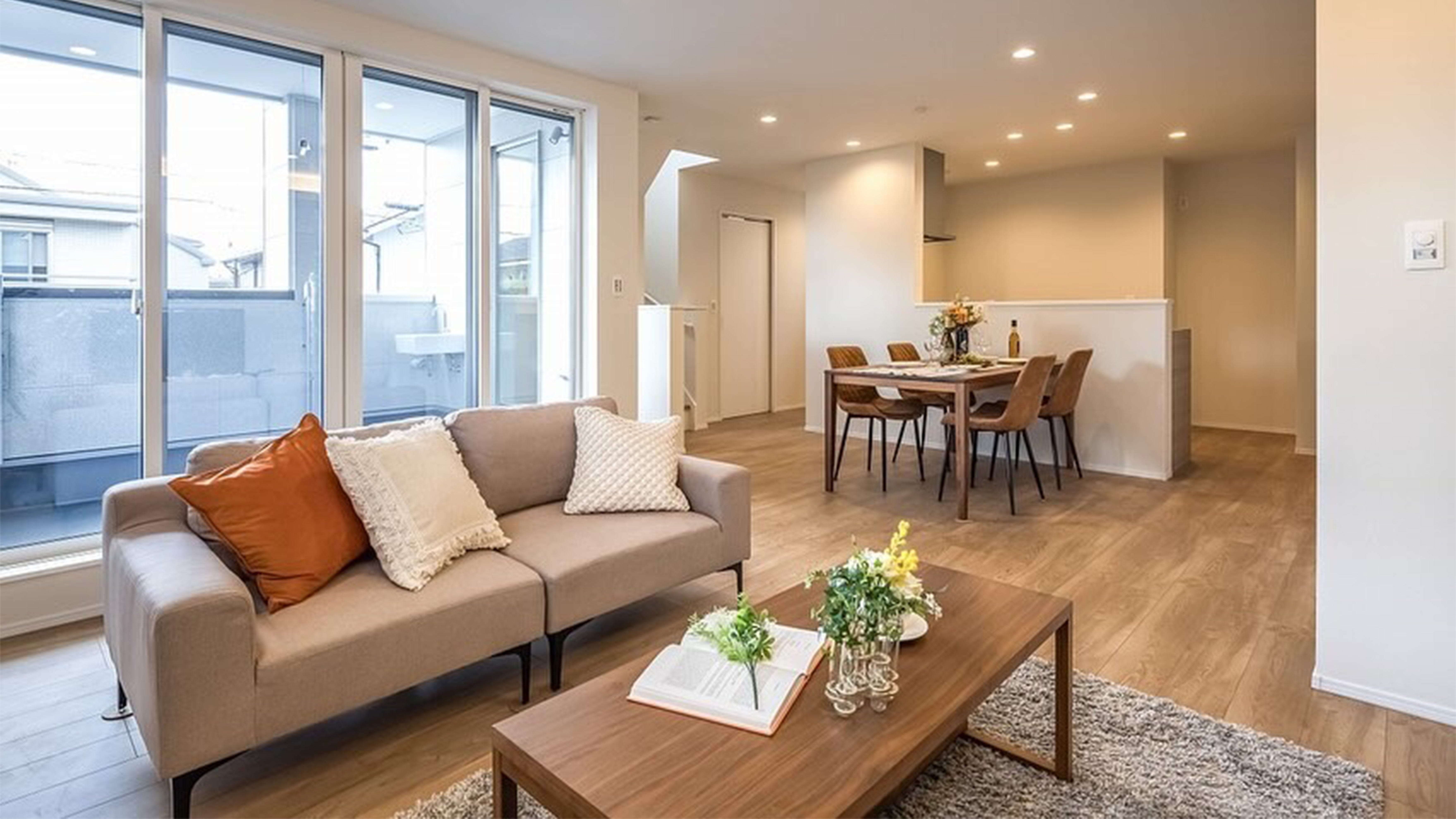 ソアヴィータ下井草Ⅱ (明るく開放感のある地に、飽きの来ないシンプルかつスタイリッシュなデザイン住宅が新たな街並みを形成します。
「家族の団欒」にフォーカスし、LDKを日の差し込む明るい2階に配置。吹き抜けやリビングから繋がるバルコニーの開放感がLDKをさらに魅力的にし、家族の集う暮らしの中心となります。)