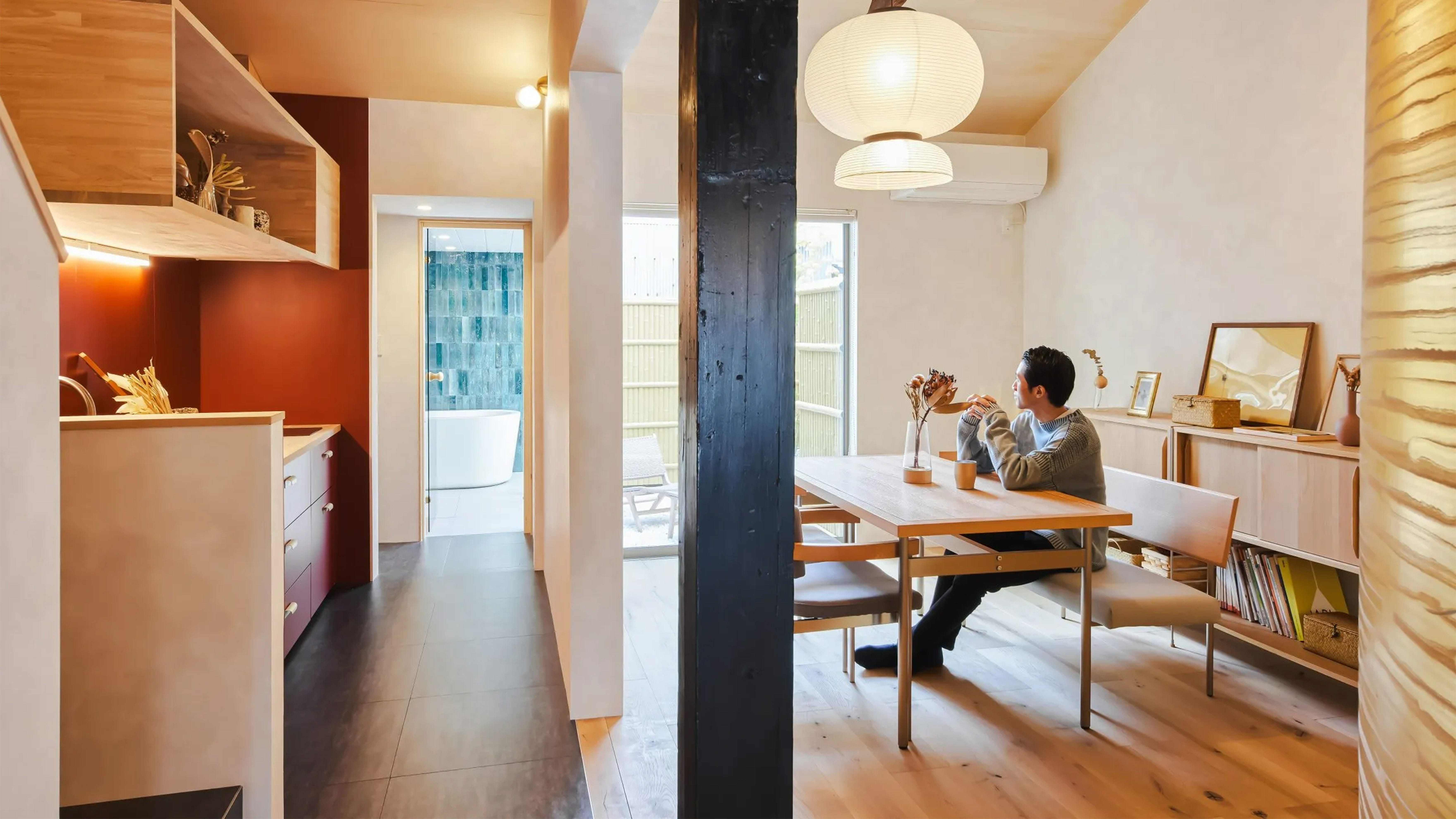 京都の町家を現代のデザインでフルリノベーション (築70年以上の町家をリノベーション。
建物は傾き、扉も開かないような部屋の中でした。
壁や床、天井を剥いで見ると落ちてしまった土壁、竹は朽ちてボロボロになっていました。

しかし歴史を感じる柱や梁はそこにあり、今からでは同じものは作り出せないストーリーを持った町家。
このまま朽ちていくのではなく、現代の技法とデザインで再構築。
修繕ではなく、「再生」です。
よくある立派な文化財のような町家じゃなくて庶民が受け継いできた古い家。
そんな家こそ、これからも一緒に暮らしていきたい。
洋の要素や古い日本の要素を混ぜ込んでいろんな顔を持つ家を建てることができました。)