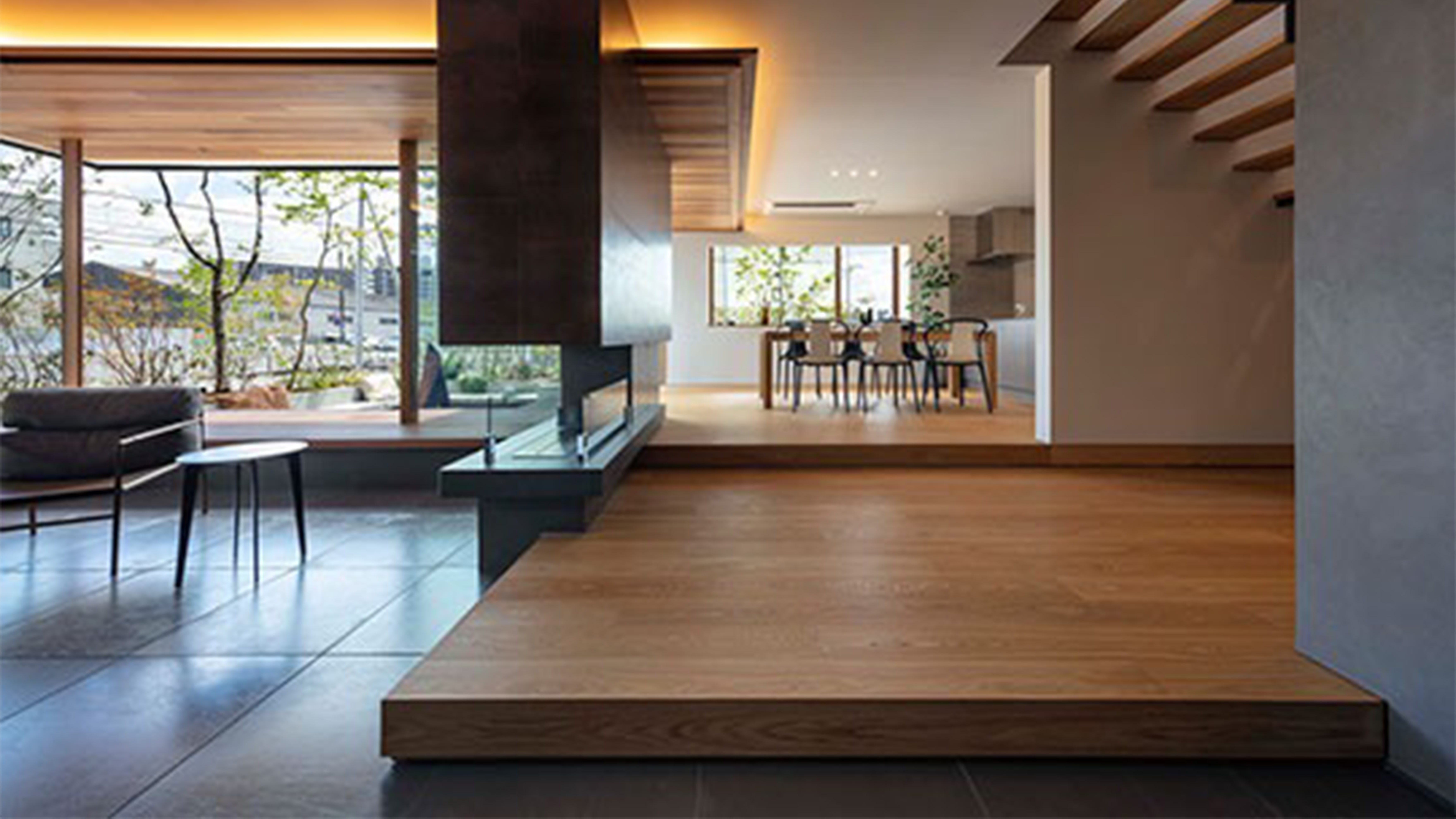 守山モデルハウス (我が家を、ホテルに。
目指したのは、大人が満足できる家。
リゾートホテルのようにドラマチックで、素直に感動できる住空間。
スタイルという言葉を超えた、普遍的な心地良さを。
Emotion（感覚）とAtmosphere（雰囲気）を大切に「心が動く家」を目指しました。)