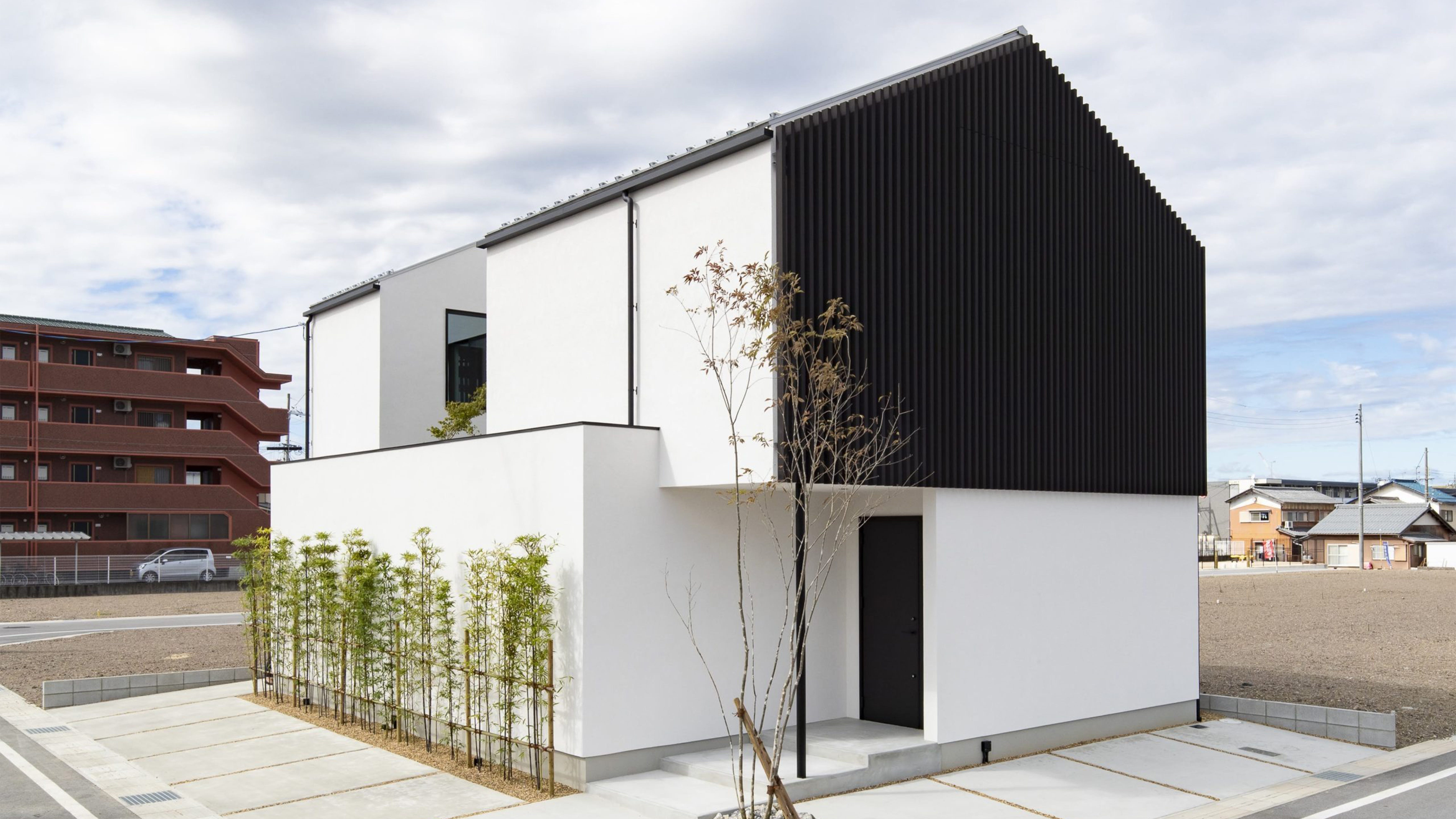 静謐を纏う中庭邸宅 (皆と同じ、のその先へ「LUXUAL」

ラグジュアリーか、カジュアルか。
和か、洋か。トレンドか、トラッドか。
“East meets west.”
既存のスタイルや様式の真似ではなく、異なる要素を「融合＝ FUSION」させていくことで、ちょっとワガママな大人たちが自分らしく心地よく暮らせる空間になる。
私たちからの新しい住まいの提案です。)