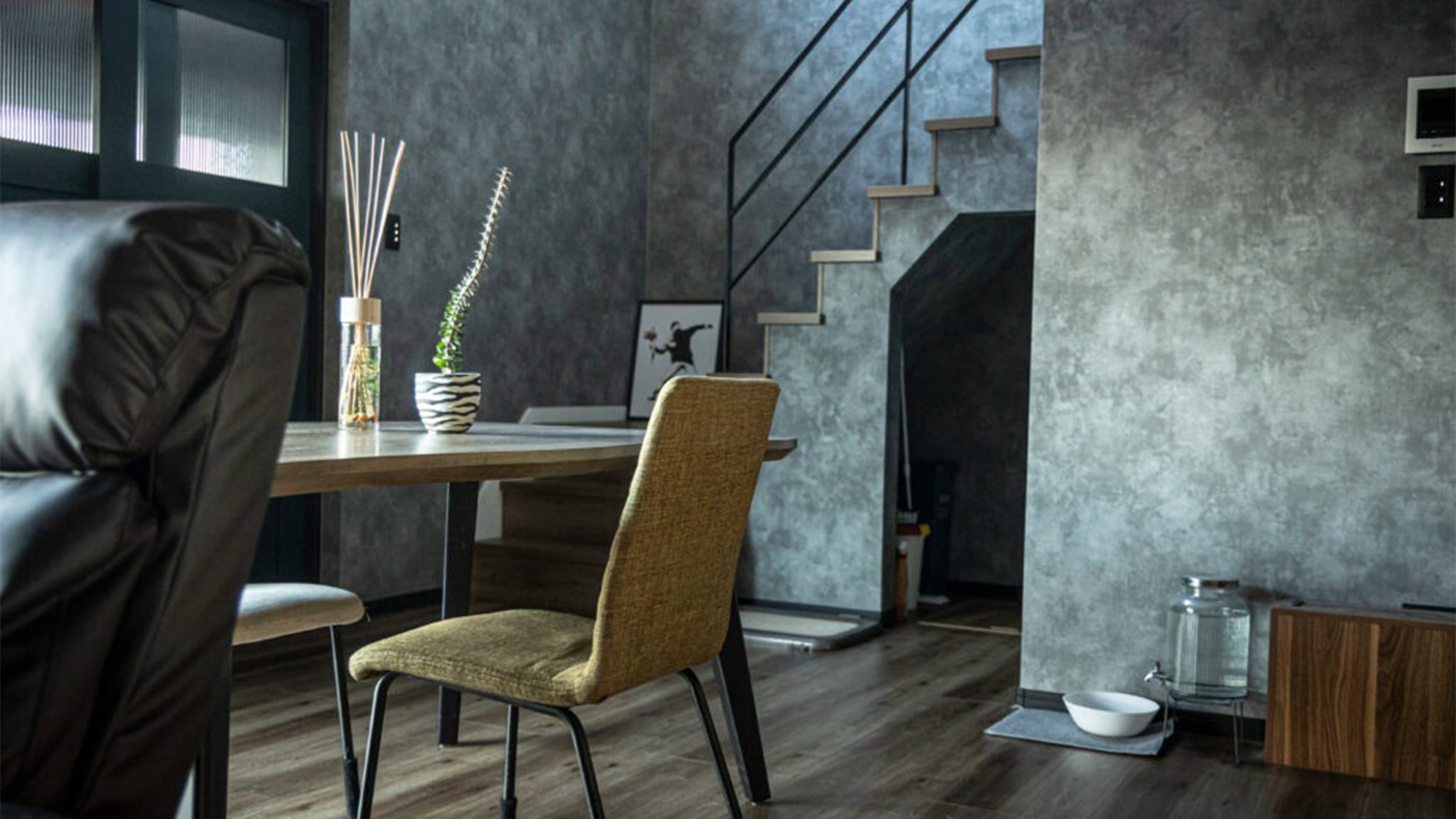 人と犬が家族のように住まう家 (広々としたリビングや、犬が走り回れる庭、ペット用が歩きやすい床を採用したり、工夫が随所に施されています。人も犬も快適に過ごせるよう、安全に配慮したデザインが特徴です。愛犬と一緒に楽しく、安心して暮らせるこの家です。)