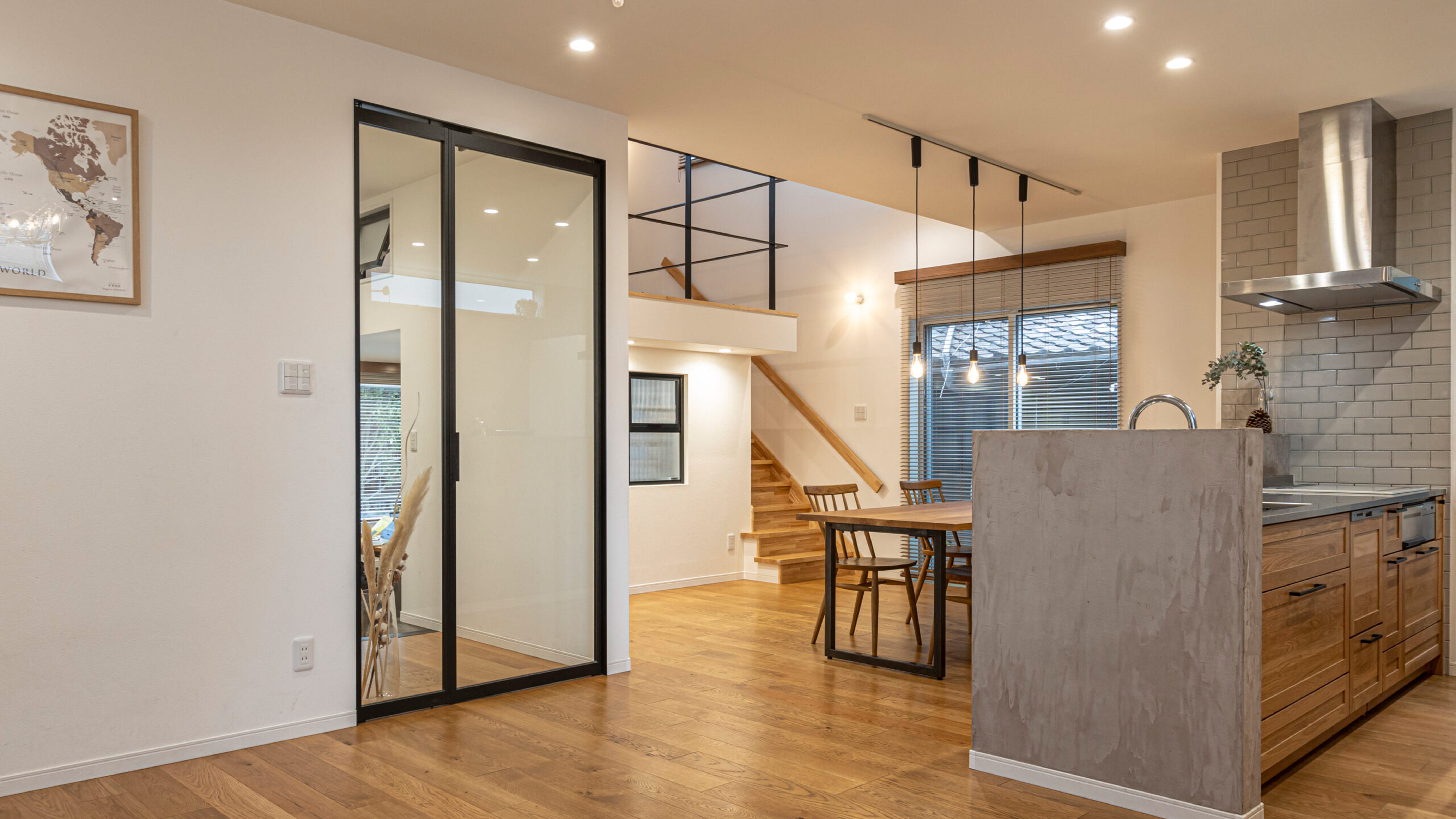 事務所と住まいを兼ねたシンプルな家 (シンプルなデザインでありながら、木の温もりが感じられる内装が魅力。機能的なレイアウトで、仕事と生活を無理なく両立できる空間。北欧スタイルを取り入れたモダンなデザインが特徴で、日々の暮らしにおしゃれさと快適さ演出しています。)