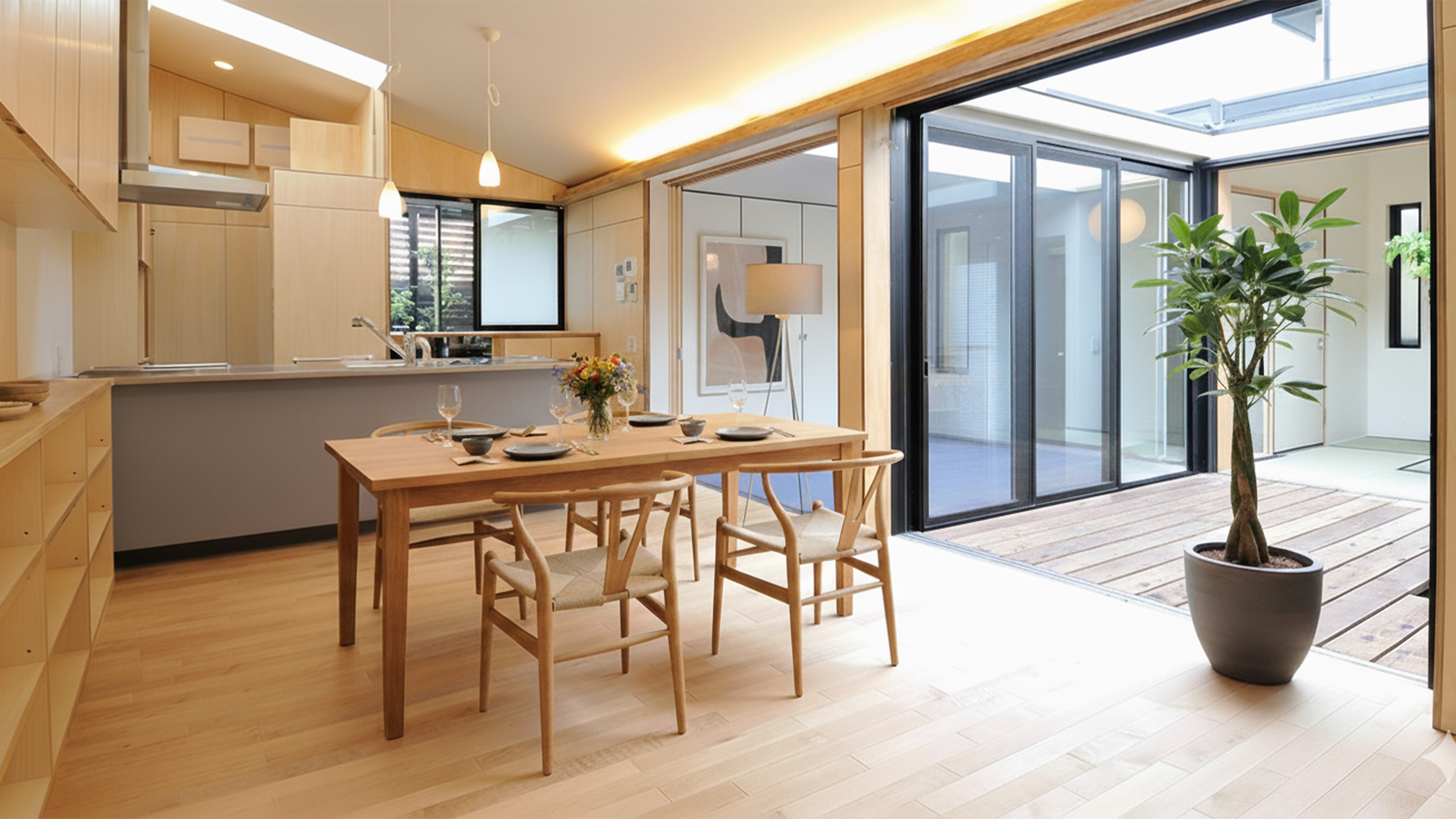 木のぬくもりが感じられる家。 (大きな窓からはたくさんの自然光がふりそそぎ明るい空間に、バリアフリー設計なので家の中全体が安全でお掃除ロボットが快適に掃除してくれます。 奈良の木をふんだんに使った温かみのある空間。中庭からは一日中光が入り、照明なしで生活できます。)