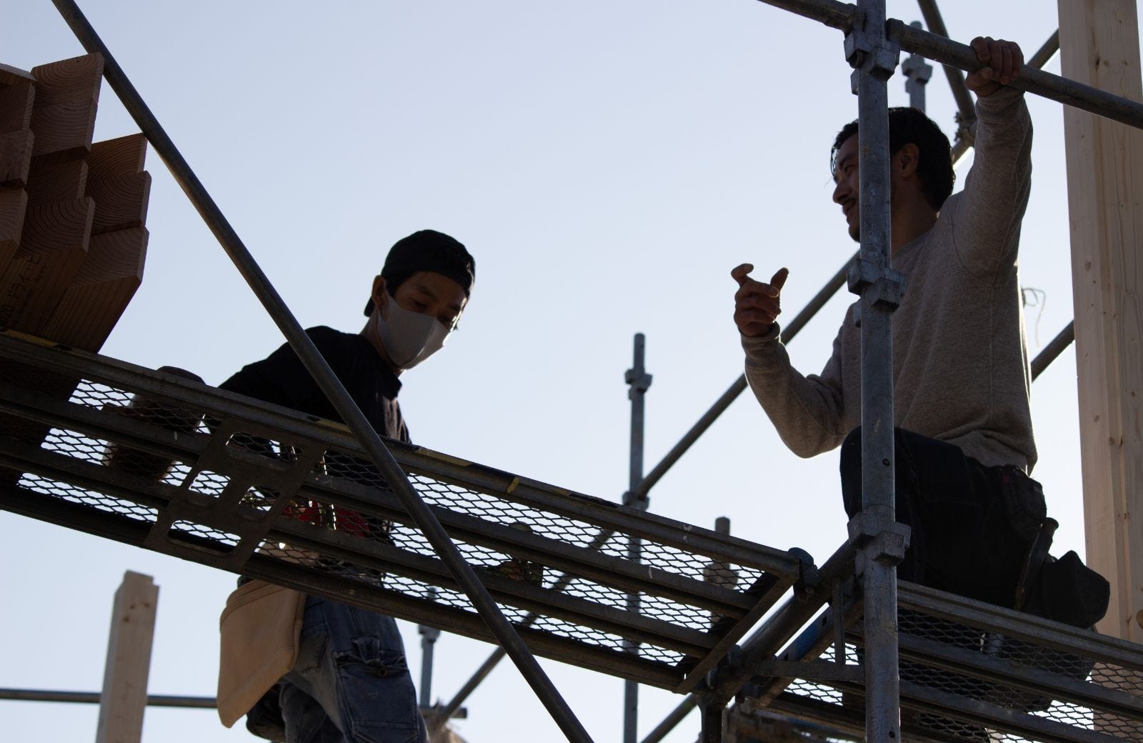 私たちの職人は単なる技術屋ではありません。お客様がどういった気持ちで施工をご依頼されたか、どういった空間にしたいと思っているのかなど、お客様の背景を理解し、お客様に寄り添って作業を進めます。

職人なのでもちろん必要な技術力は持ち合わせていますが、同時に高い人間力もある魅力的な職人が揃っています。そして皆が日々技術向上の為に邁進し、誇りを持ってお客様の家づくりを行っております。