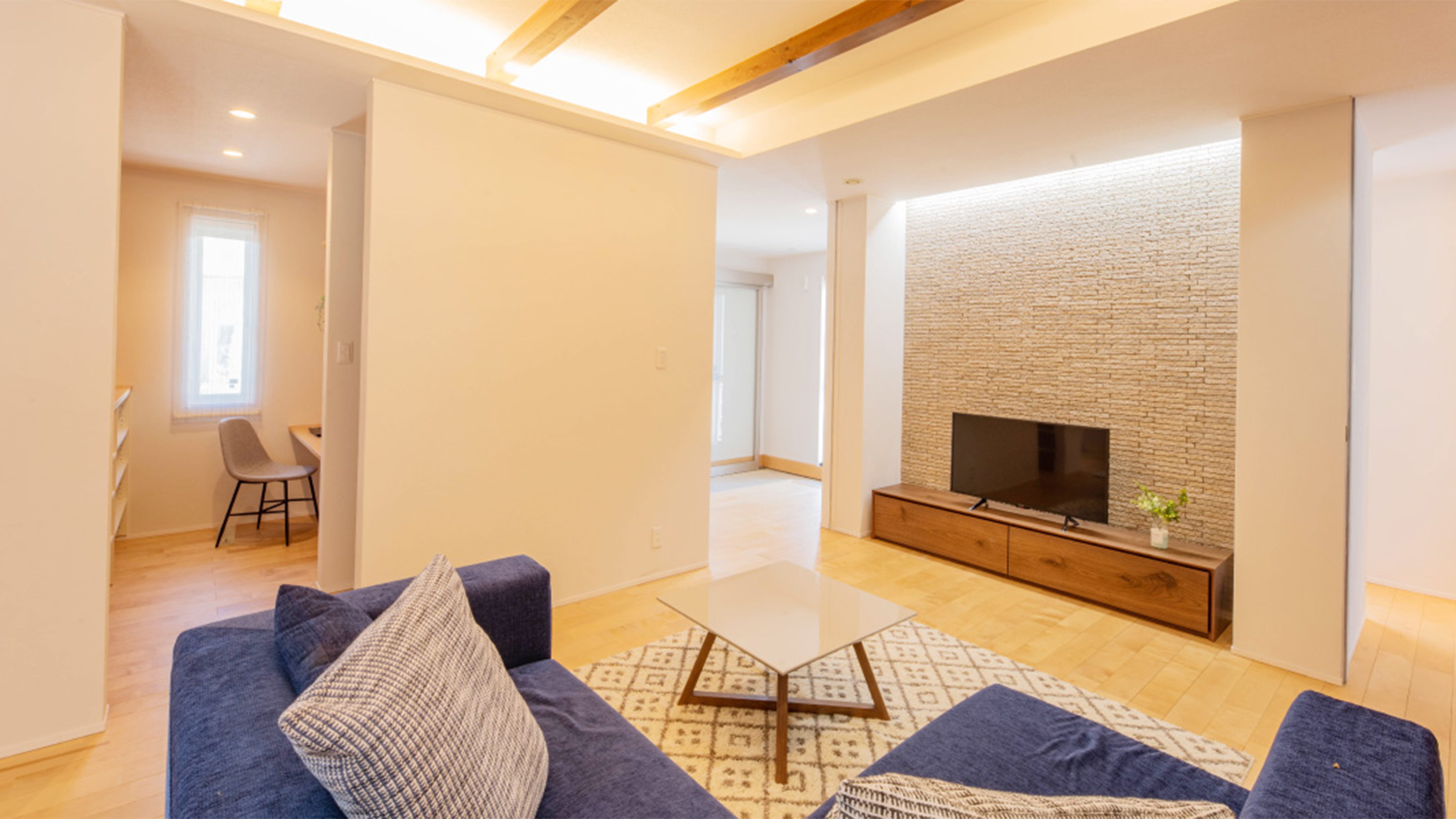 彦根展示場 (今の時代に求められる機能を詰め込んだモデルハウスが誕生！展示場では珍しい標準的なサイズと、広々サイズの見比べできる２種類のLDKを設置。ご要望の多い在宅ワーク用のテレワークスペースや、温もりが感じられる無垢フローリング、快適なユニットバスなど、多彩な設備仕様をご覧いただけるので希望する住まいのカタチをより具体的にイメージしていただけます。)