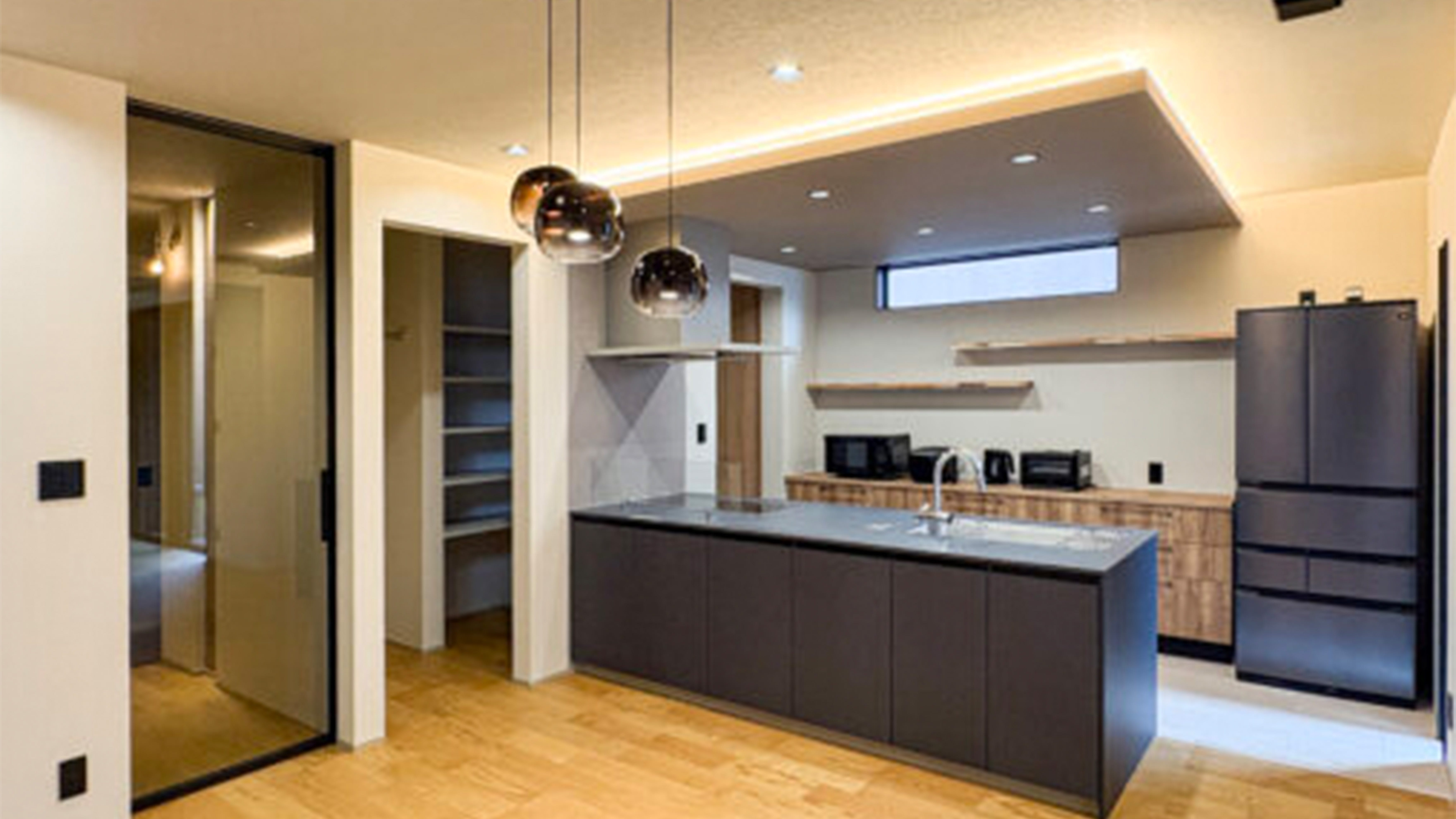 住宅営業が家族のために建てる「正解」理想のわが家を大公開 (アイカ工業のスタイリッシュな洗面台に、グレーのタイルを合わせて。温もりと気品が同居する仕上がりです。)