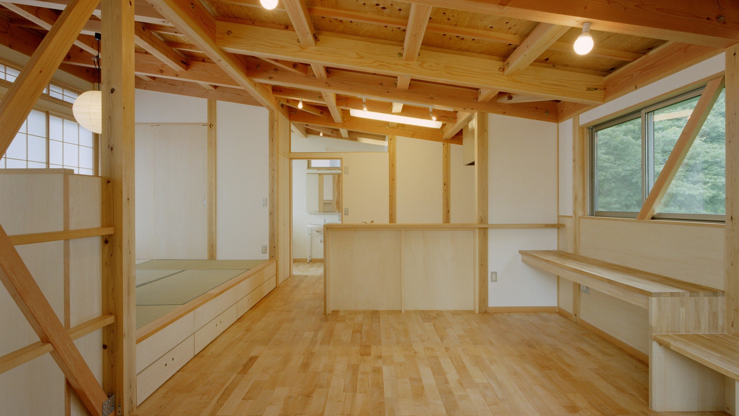 土間のある家 ■ DO'間 (神奈川県小田原市の山の上に建つ家。自宅で家庭菜園を楽しみたいと、この地に越されて来た御家族の家。建物の形も「農家住宅」のそれに、よく似ています。玄関は広い三和土で造られ、南側玄関から北側の勝手口まで土足のままで通り抜ける事が可能です。勿論、農作業で利用する一輪車だって通れるので、土や肥料、収穫した野菜だって運べます。玄関の奥に設けられたトイレは、土足での使用も可能にしています。

またご夫婦揃って市民オーケストラ楽団に所属しており、御近所に気兼ねすることなく楽器の演奏が出来るようにと、防音室を設えました。今はそこで思う存分、楽器の演奏を楽しんでいられます。)