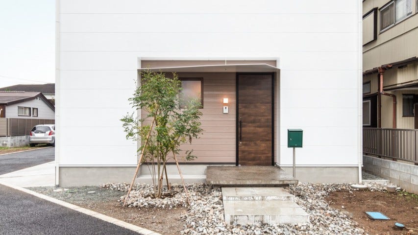 2階リビングを持ローコスト住宅■W・BOX (神奈川県小田原市、小田原漁港に近い住宅地の一角に、20代の御夫婦と小さな二人のお子さんが住むための家が完成しました。出来る限りご予算を抑える計画だったため、徹底的にコストを抑える工夫をしました。建物は4間(7.28m)角の総二階、費用が掛かる基礎や屋根・外壁面積が少なくなることを考えました。外壁はサイディングに塗装、屋根はガルバリウム鋼板葺きの切妻屋根とし、軒樋、縦樋が最少となることも考えます。)