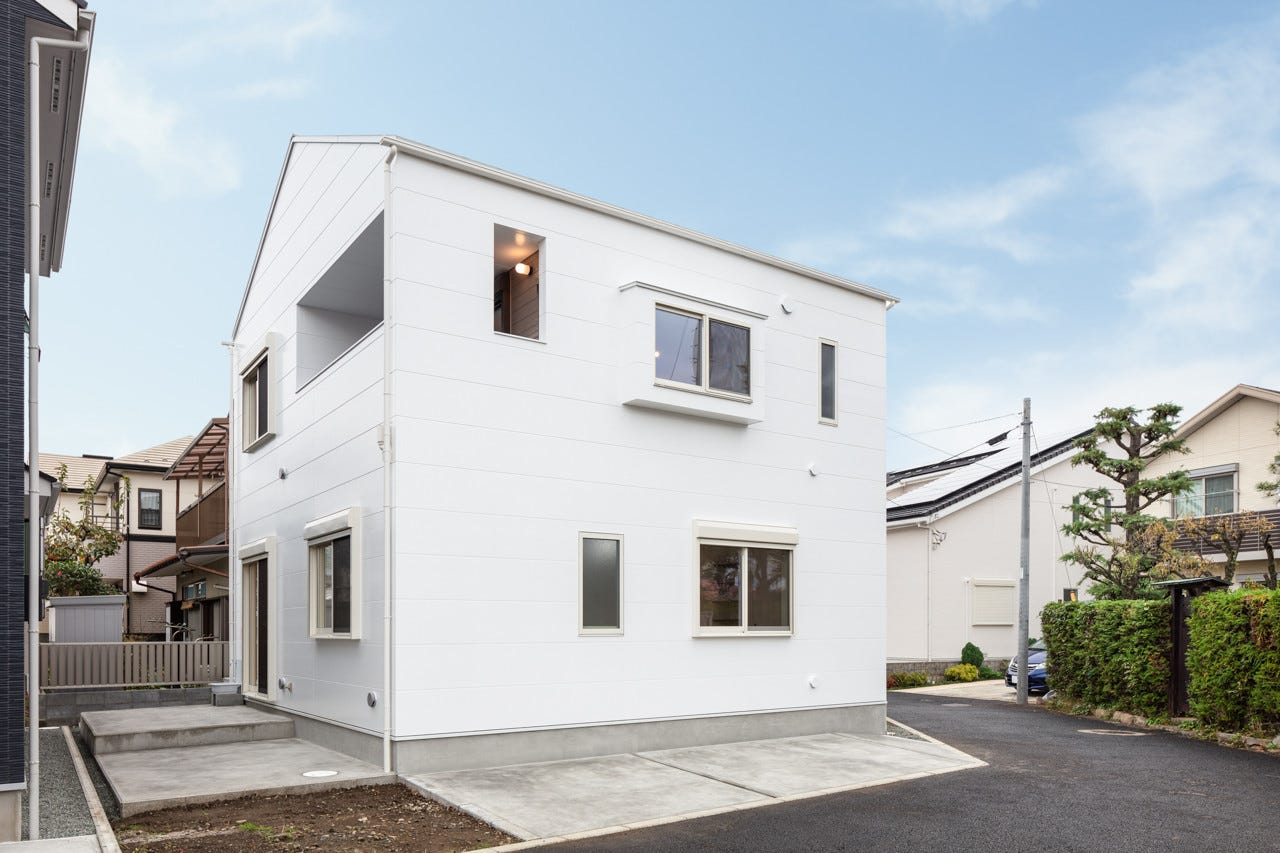 外構工事は塀やフェンスなどを設けず、最低限必要な駐車場の舗装や布団などを干す為のスペースの確保に留めました。それでも玄関前には一本の「しまとりねこ」を植え、シンボルツリーとしています。そこには御家族の成長と一緒に、育って欲しいと言う願いも込められてのこと。成長する可能性を沢山残した家は、これから御家族と一本の樹木と共に、生活に即した形で変化し続けることでしょう。