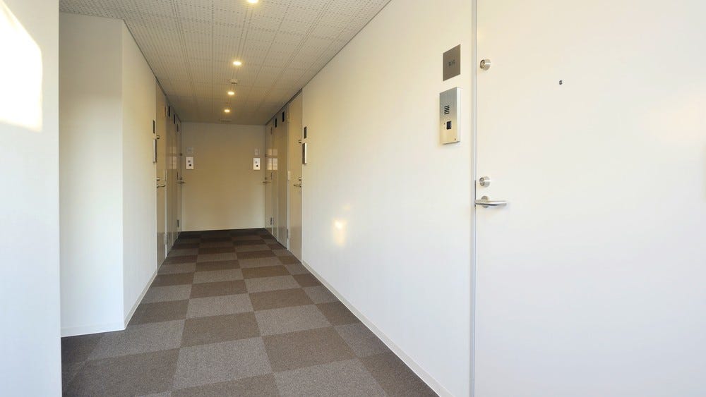 1611 (都内における共同住宅計画. フォーマルな間取りを確保しつつ、長期的な使用を見込んでの設備、構造、意匠面でサステナビリティがひとつのテーマとなった. 敷地は主要道路から脇道に入った低層・中層建築が建つ地域. 周辺の環境を鑑み、ボリュームとしては、天空率を利用しながら基壇、中段、上段と3層構成とし壁面の長大感を低減させている. 道路に面する北側はインナーバルコニーとし、前面道路、甲州街道、新宿のビル群からのプライバシーを確保. 中段ファサードは開口をランダムとすることでリズム感を生み出している.)