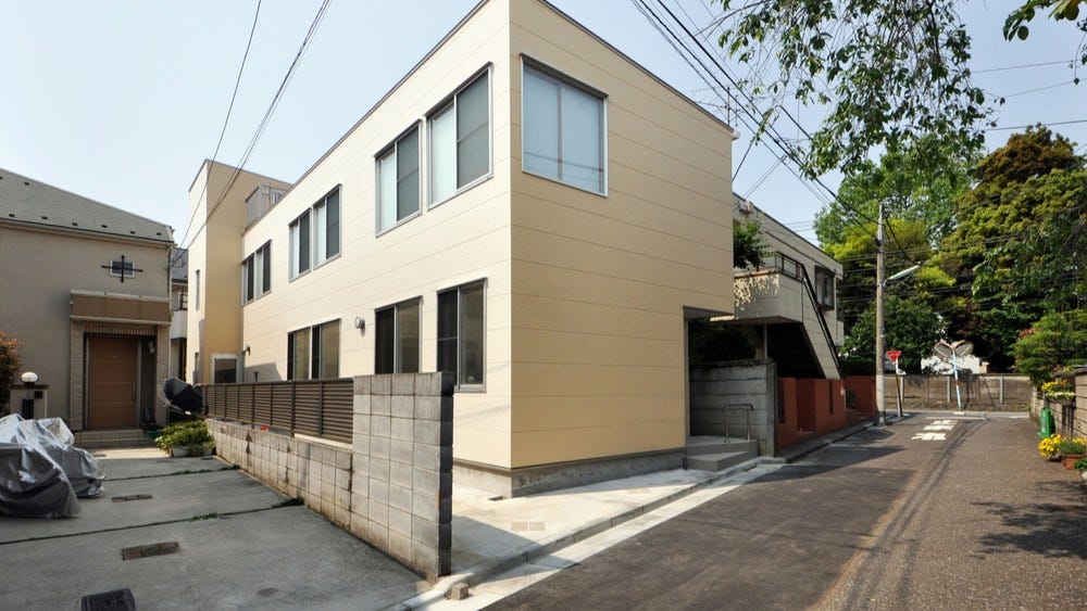 阿佐ヶ谷のグループホーム (杉並区阿佐ヶ谷におけるグループホームです. 間口が狭く奥行きのある敷地に、法的に必要な窓先空地を確保し、残余の部分において高齢者に配慮したシンプルな空間構成としています. 居室・リビング等の居住スペース部分とエレベーター・階段など避難導線部分の２つのボリュームから構成されます.)