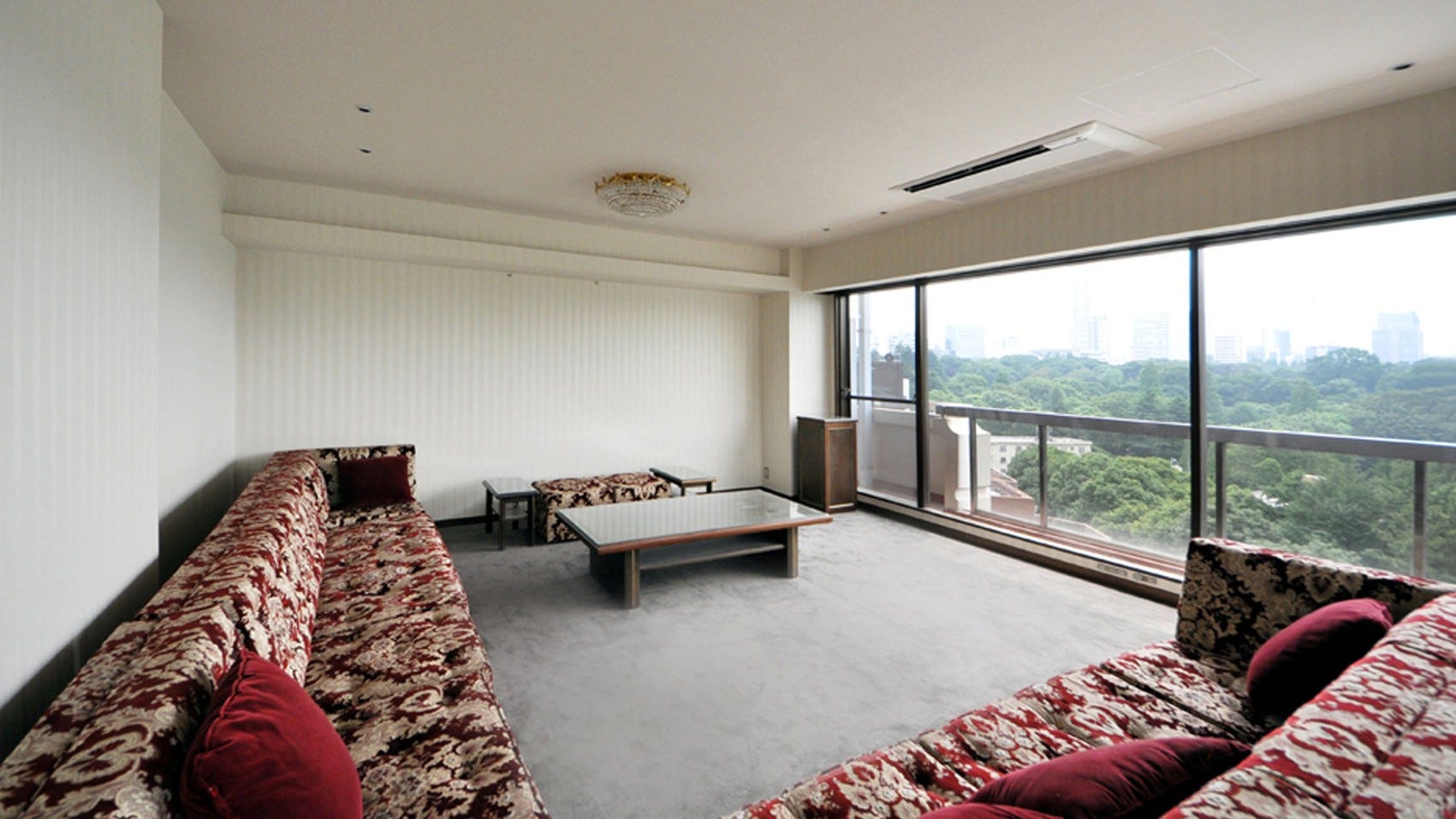 元赤坂９０１ (元赤坂にある分譲マンション改修です.
既存の家具、しつらえを残しながらも施主との入念な打ち合わせにより新たな生活の場へと変更しました.

ウォールナット材でつくられた既存のインテリアの雰囲気を活かしつつ、
老朽化した設備機器、照明を一新しました.

ゲストを招き入れるための動線、室配置を再構成し、家族の生活スタイルに合わせました.
リビングダイニングは神宮外苑まで一望できる開放的な眺望を確保しています.)