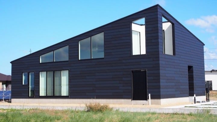 大屋根の家 (計画地の隣地には民間の太陽光発電所がありました。その周辺条件から建物のヴォリュームを検討した結果、屋根形状を大屋根としました。屋根勾配をそのまま建物内部へ反映して空間を最大限に利用しています。
開放的なリビングダイニングの大空間、余った「スキマ」をスキップフロアとする事で生まれた広い収納空間。
リビングダイニングの上部には開口部を大きくとってあるので室内に居ながら「空」を感じることが出来ます。)